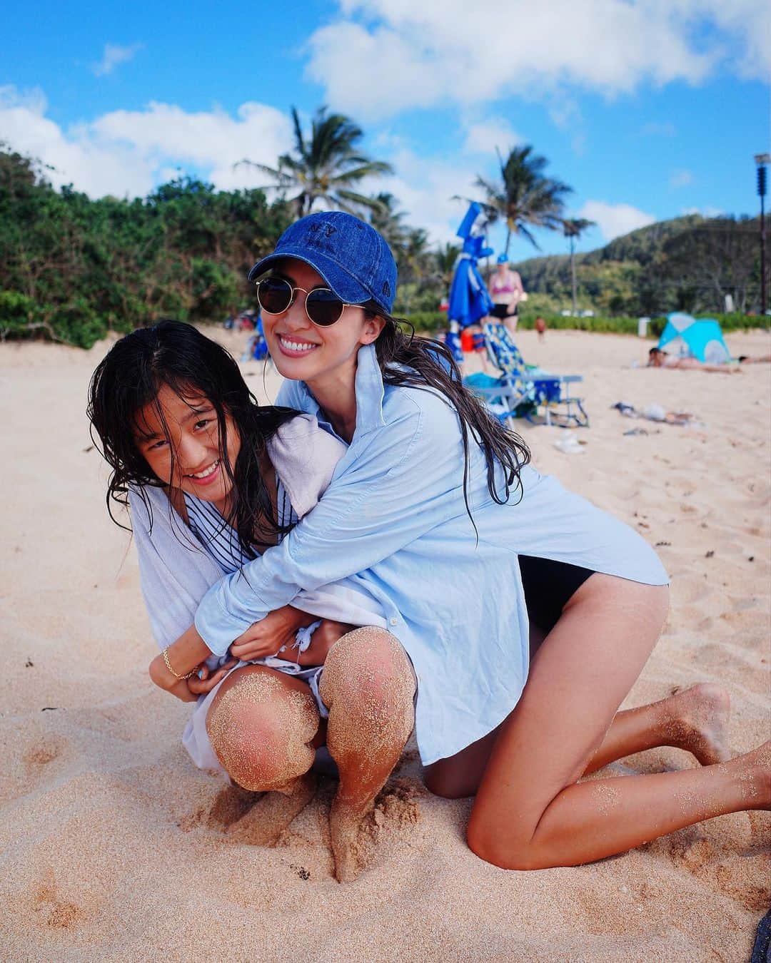 Mieのインスタグラム：「Happy Father’s Day!!  子供を大切に守ってくれる世の中のパパさんに心から『ありがとう』✨  父の背中を見て育つといいますが、子供はよーく親の背中を見てますよね。 話し方や考え方、行動なども良く真似する😅  良いことも悪いとこも含めて！  私の父は、わたしが小さい頃、寝る時に絵本を読んでくれていました。 （私いまやってる🫰🏽）  塾への送り迎えはパパとママ交代で。 （やってる✌️）  反抗期のわたしに真っ向から立ち向かい、朝から睨み合いをしたことはいまでも忘れません😝 （わたし今orこれからやるであろう笑）  私はアメリカンスクールへ、他の兄弟を私立の学校へいれ、留学をさせてくれ、数えきれないたくさんの経験をさせてくれました。 （経済力があればの話ですが😝）  わたしが20歳前後でモデルのお仕事がピークに忙しい時、私が夜遅くに帰宅し、早朝、車で仕事へ行く際にガソリンをそっと満タンにしてくれていました。 （わたし、夜寝ちゃう笑）  DIY大好きで色んなの作ってる。 （わたしもDIY好き）  今では困ってる人を助ける事をモットーに、生きている様がかっこいい自慢の父です😌 （私の目標です🩵）  ほらね、父の背中って大事です🤣  これからも子供たちにかっこいい背中みせてください✌️  #父の日 #父の背中 #happyfathersday  #ハワイ #ハワイで子育て #子連れハワイ #ビーチ #海 #親子 #🩷」