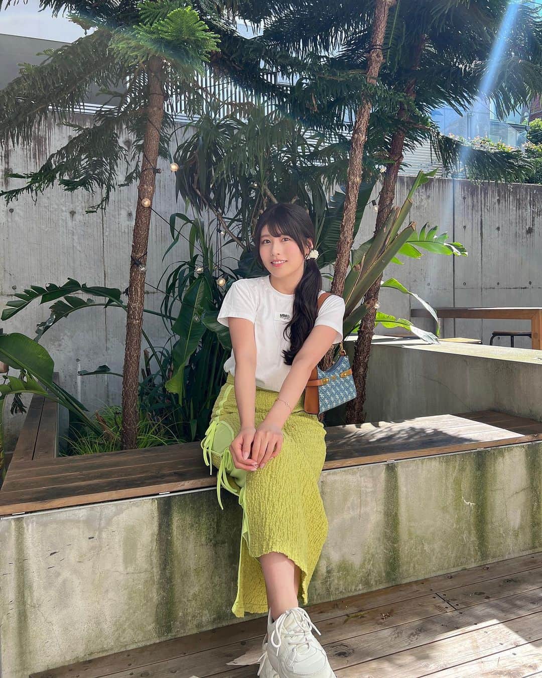 のインスタグラム：「珍しくサイドポニー🐴♡ いよいよ暑くなってきたね~( ᷇࿀ ᷆ ;)  @futuro_eyelash でまつげぱっちり👀✨️  #tシャツコーデ #スニーカーコーデ #ロングスカート #ヘアアレンジ #mm6」