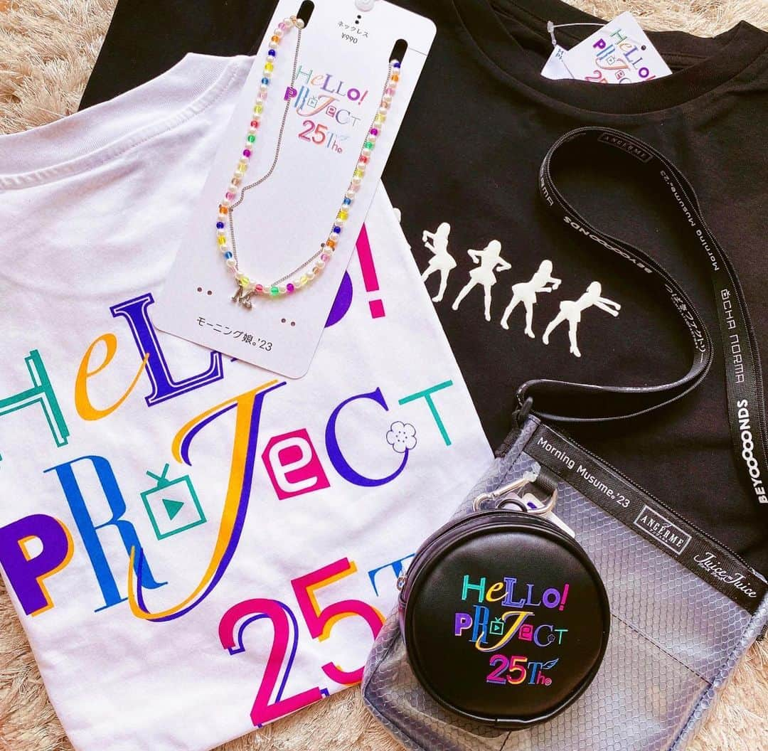 渡辺茉莉絵のインスタグラム：「#GU × #HelloProject 🎀💭💖  楽しみにしててやっと届いた🫶 私は#HelloProject25th #Tシャツ #クリアバッグ と#モーニング娘23 #Tシャツ #ネックレス をお迎え🥹🛍  あぁ、可愛すぎる……🤦‍♀️💘💘💘 小学生の頃からずーっと#ハロプロ が好きな私的にはこのコラボテンション爆上がりでした🥲❕💓 (あとこのクリアバッグのポケットって絶対推しの#アクスタ とか#トレカ 入れてねっていう心遣いな気がするんだけど、ハイセンスすぎて拍手喝采……)(3枚目、別界隈の推しを入れてみたの図⇽)  #日常に推しを感じていたいタイプのヲタク なので人目を気にせず普通に着るぞ！使うぞ！😡❤️‍🔥笑 (最近の最推しグル#OCHANORMA のTシャツは似合わないカラーすぎて泣く泣く諦めましたｗｗｗ)  #helloproject25周年 #GUコラボ #推しのいる生活 #ハロープロジェクト #ハロプロ好きと繋がりたい #アクスタのある生活 #推し活グッズ #推しは推せる時に推せ」