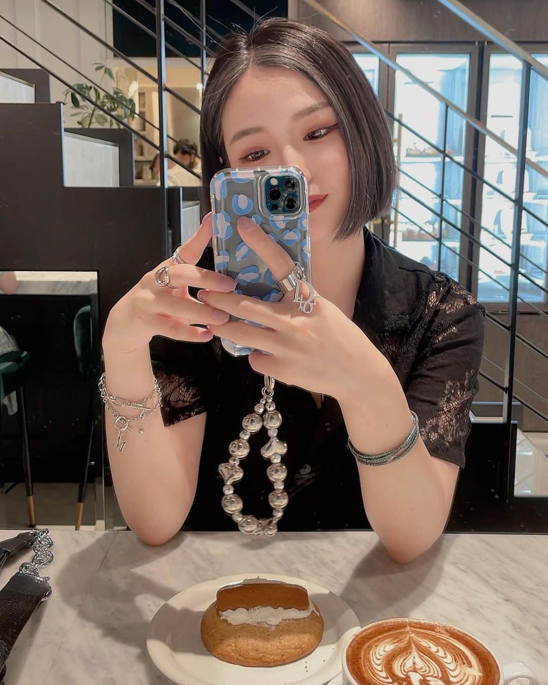 MIOのインスタグラム：「久々にばっさり〜✂️🩶」
