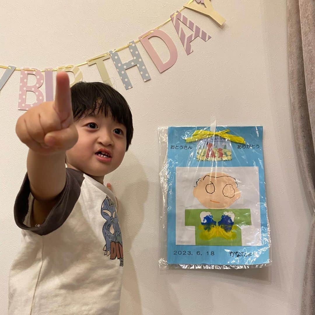 小泉留菜のインスタグラム：「👦🏻✌🏻 . . よ〜く見ると目がテンなのかわいい😘笑 旦那氏喜んでた👏🏻👏🏻👏🏻 . . いつもありがとう👨🏻💕 . . #父の日 #父の日プレゼント  #3歳 #3歳男の子 #3歳児 #ママ #男の子ママ #ママスタグラム #25歳ママ #口唇口蓋裂 #関東ママ #埼玉ママ　 #出産 #出産報告 #ご報告 #第二子 #第二子出産 #赤ちゃん #ベビー #baby #女の子ママ #2児ママ #0歳 #0歳児 #0歳児ママ #兄妹」