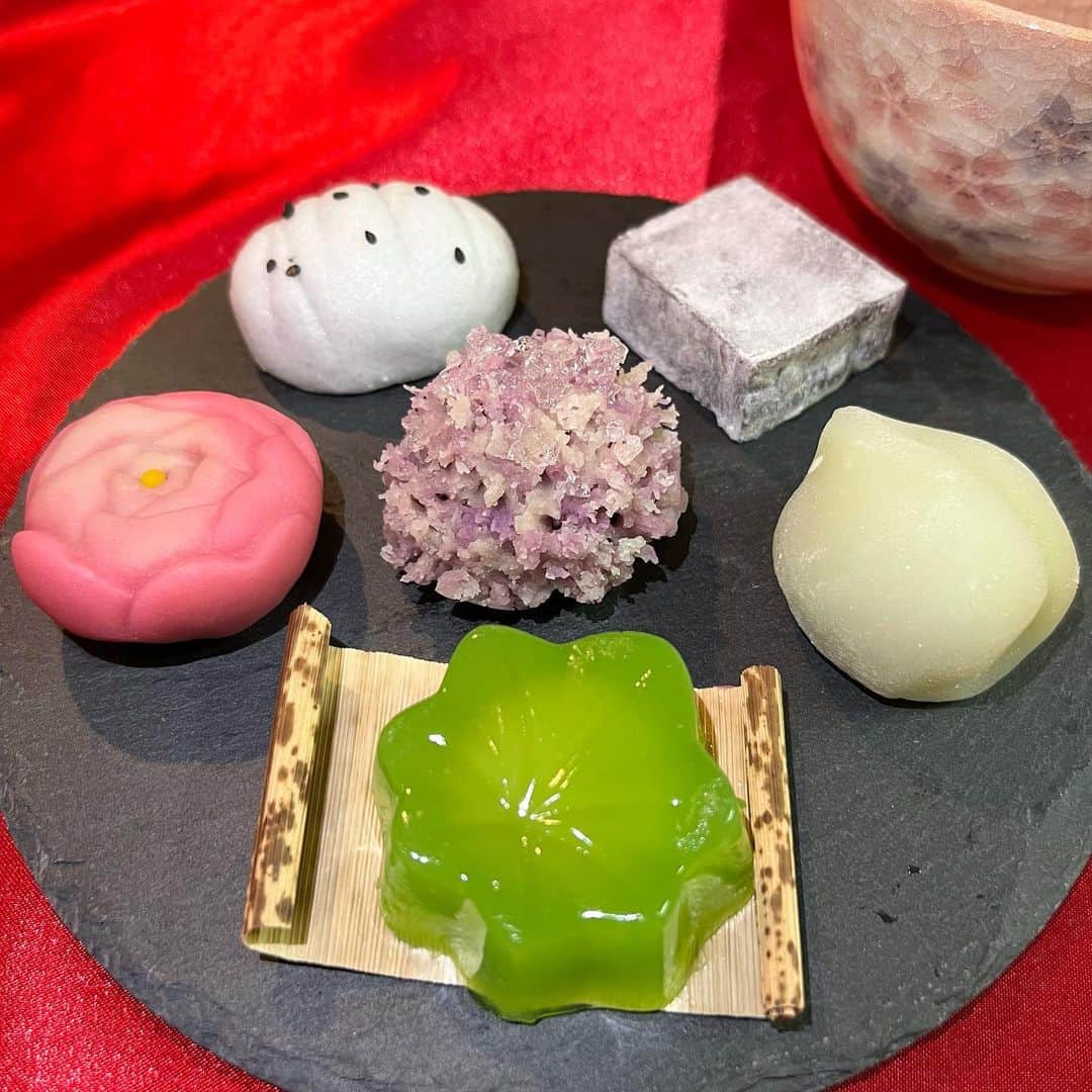 野本愛のインスタグラム：「田中圭さんが紹介されていて 以前から気になってた 食べログスイーツで 唯一のシルバー 国内No.1の和菓子屋さん 嘯月さんの和菓子が 美味しすぎて感動しました😭✨  一流とはなにか 人から愛されるとは何かを学びました💎✨  とくに緑の紅葉と 紫陽花が美味しかったなー❣️  和菓子が昔から大好きで 見るのも食べるのも大好きだから これからも色々と 食べたいなーと思った❣️  #嘯月 #和菓子 #和菓子屋 #京都スイーツ #京都和菓子 #練り切り #和菓子好き #食べログ高評価 #食べログシルバー #食べログ百名店 #食べログ3点5以上 #日本一 #京都グルメ #京都旅行 #kyoto #wagashi #kyototrip #田中圭」