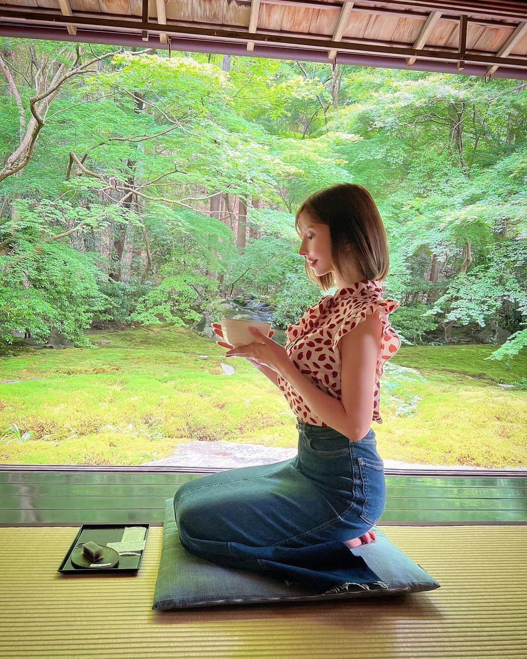 愛川みれいさんのインスタグラム写真 - (愛川みれいInstagram)「瑠璃光院 in 京都🍃  お抹茶も頂いたよ🍵✨  見渡す限り美しい世界で ずっと見ていたかった🌿  次は紅葉の時期🍁に訪れたいな😌🫶  #京都#京都観光#瑠璃光院#お抹茶 #日本の風景#伝統文化#愛川みれい」6月18日 19時06分 - mirei.aikawa