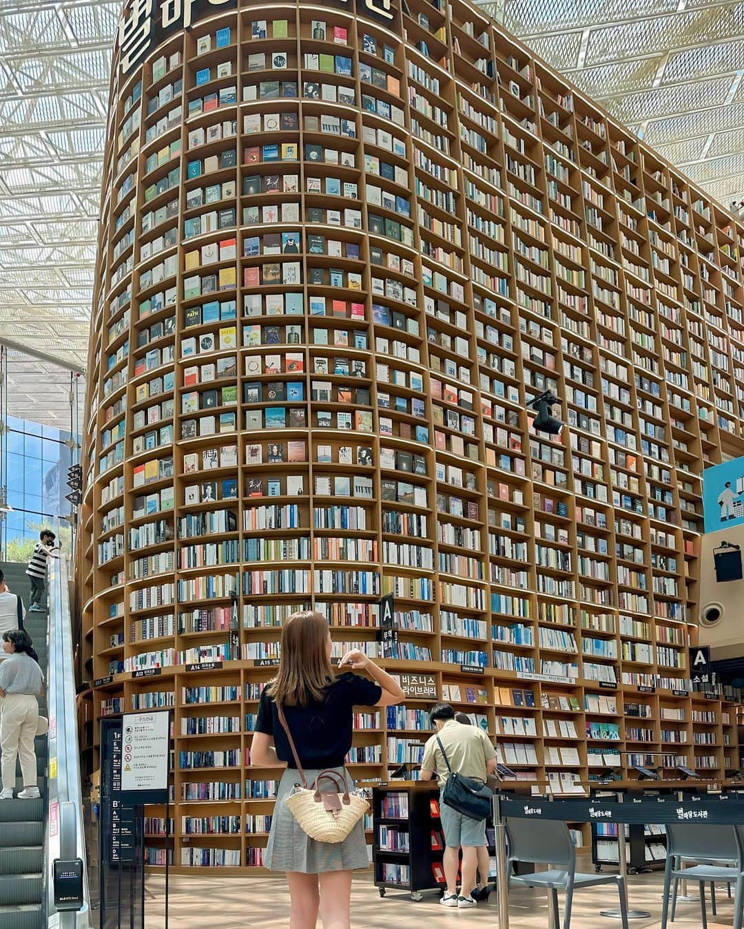 RIEさんのインスタグラム写真 - (RIEInstagram)「【 韓国 / @starfield.library 】 ⁡ 無料で楽しめる🌟韓国の人気スポット🇰🇷 ＂ピョルマダン図書館＂はCOEXモール内 セントラルプラザにある大型図書館📚 ⁡ 高さ13ｍもある巨大な本棚には、 約5万冊を保有しているそうで スタイリッシュな新概念の図書館です📕📗  COEXモールでは充実した店舗が揃っています🛍️ さらに、最近話題のザ・ヒュンダイ ソウルも 隣接しているのでショッピングを思う存分 楽しめること間違いなしのおすすめスポット🩵 ⁡ ⁡ ⁡ ~~~~~~~~~~~~~~~~~~~~~~~~ ☑︎ ピョルマダン図書館 ☑︎ 10:30〜22:00 ☑︎ 서울시 강남구 영동대로 513 ☑︎ 三成駅 5.6番出口 地下直結 / 奉恩寺駅 7番出口 地下直結 ~~~~~~~~~~~~~~~~~~~~~~~~ ⁡ ⁡ 🇰🇷 #rietabi_korea  ⁡ ⁡ ⁡ #starfieldlibrary #coexmall #bookloversofinstagram #librarygram #koreatravel #seoulkorea #discoversouthkorea #paris64 #paris64world #ピョルマダン図書館 #韓国観光 #韓国女子旅 #韓国情報 #ザ現代ソウル #現代百貨店 #図書館 #本棚 #별마당도서관」6月18日 19時07分 - rie_tabi