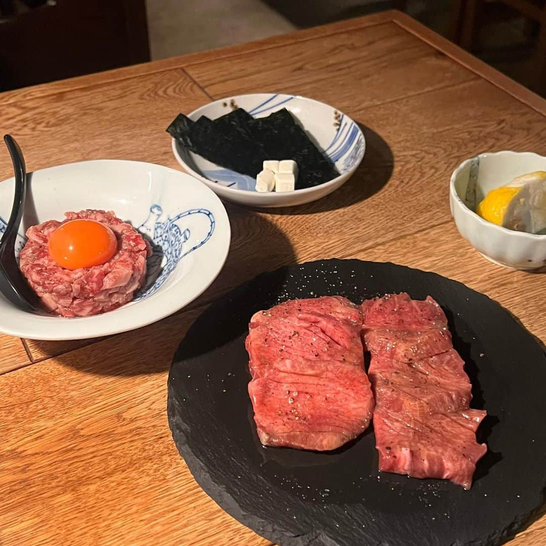 加藤愛梨さんのインスタグラム写真 - (加藤愛梨Instagram)「#ぁぃりんぐるめ  　  日本酒と焼肉  吉岡太一🍴︎🥓🔥  こんなに美味しいお肉が沢山揃ってて、コンセプトが日本酒と楽しむ焼肉だなんて最高だった🤤♡  　  　  -お肉menu- ・厚切り牛タン ・吉岡渾身のユッケ ・タン刺し ・お刺身特上ロース ・天肉 (7枚目のみぎ) ・さがり (7枚目の上)  　  　  　  ぜんぶぜんぶ美味しくて、特にユッケとタン刺し、牛タンが美味しかった🤤ユッケジャンスープもたまらなかった😭😭😭🤗  日本酒は、阿部勘🍶本日のおすすめから種類が沢山あってゆっくり選んで堪能させてもらいました☺️♡  また行きたい😊♩  　  　 📍日本酒と焼肉  吉岡太一  @yoshioka.taichi_  🚶‍♀️立川駅北口 徒歩4分  　  　  　  　  #東京グルメ  #立川グルメ  #焼肉  #やきにく  #東京焼肉  #立川テラス #都萬牛  #立川居酒屋  #立川テイクアウト #立川デート  #立川ランチ #立川ディナー  #吉岡太一  #日本酒と焼肉吉岡太一  #立川日本酒 #立川焼肉  #立川昼飲み  #焼肉デート  #焼肉グルメ  #日本酒好きな人と繋がりたい  #日本酒居酒屋  #日本酒バー  #日本酒」6月18日 19時12分 - l_ovepear