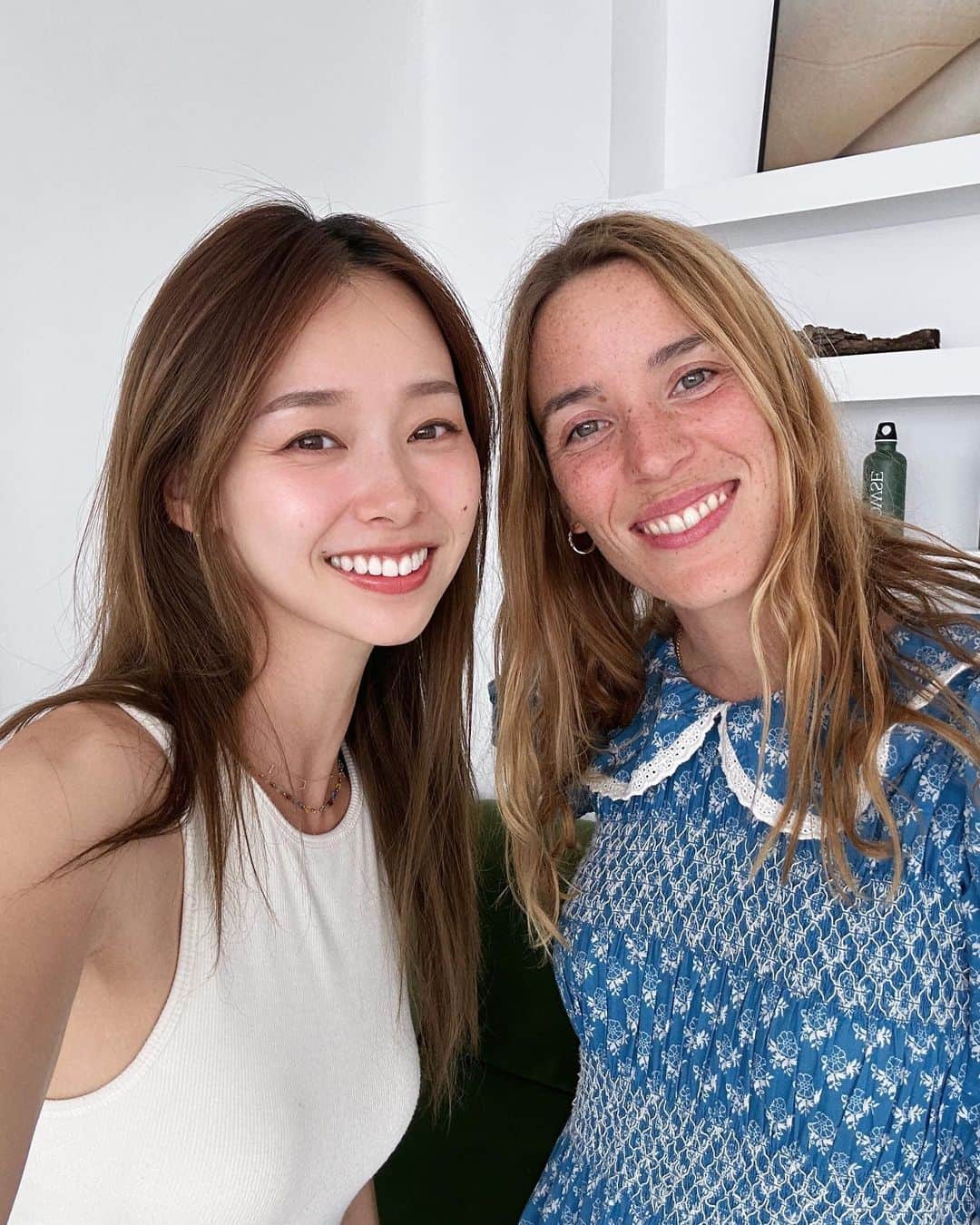 吳斐莉のインスタグラム：「這次西班牙🇪🇸行，發生了個意外的驚喜  我關注已久的西班牙KOL @frecklesnur  當初是老公介紹給我追蹤的 Nuria的照片都很美 另一半也是攝影師也愛旅行🥹  沒想到有天她突然留言給我 我趕緊私訊她 於是我們見面了😍  親眼看到本人真的好難以相信 好溫柔好客氣～ 但因為我不會英文也不會西文 都是老公在幫我跟Nuria聊天🤣  也認識了Nuria的品牌 @rowsebeauty  她說創立品牌雖然累卻很滿足 我要來好好的體驗 再來跟大家分享🩵」