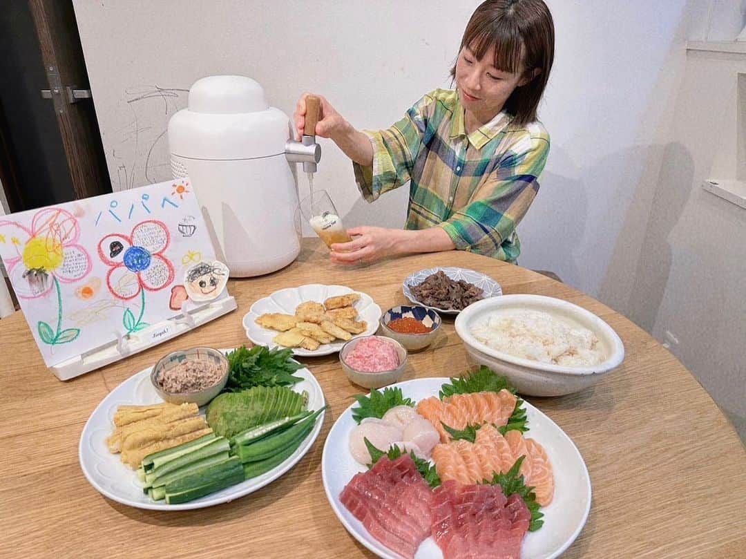 江原千鶴（エハラチヅル）のインスタグラム：「父の日のごはんは手巻き寿司と、ホームタップで乾杯🍣🍻  パパいつも子供たちと遊んでくれてありがとう☺️  我が家も結構前から使ってるけど、キッチンに置いても違和感ないくらい可愛いし、おうちで生ビールが飲めるのは最高です💕  少しずつ晩酌するのが楽しみ〜✨  今ならホームタップが#夢の1ヶ月お試しプラン できるらしいので是非❣️  #PR #父の日 #ビールサーバーがある夏 #ホームビアガーデン #キリンホームタップ #夢の1ヶ月お試しプラン」