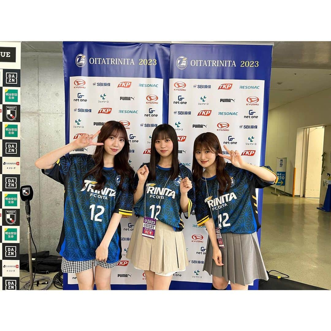 栗山梨奈さんのインスタグラム写真 - (栗山梨奈Instagram)「昨日はレゾナックドーム大分でのイベントありがとうございました！！⚽️  トークショーや「音楽な時間&栗山梨奈のアイドルな時間」公開収録、さらにはなんとキックインセレモニーもさせていただきました🙇‍♂️ とっても緊張しっぱなしの1日でしたが暖かく見守ってくださったサポーターの皆さんや駆けつけてくれたファンのみんなのおかげで楽しく最後までやり切ることができました！ ありがとうございます🐢💙  試合もとってもかっこよくて終始ドキドキでしたしトリニータが勝てて嬉しかった〜！！📣  またお仕事でもプライベートでも見に行きたい！！ とっても充実した1日でした☺️  #大分トリニータ」6月18日 19時12分 - krn_hkt48