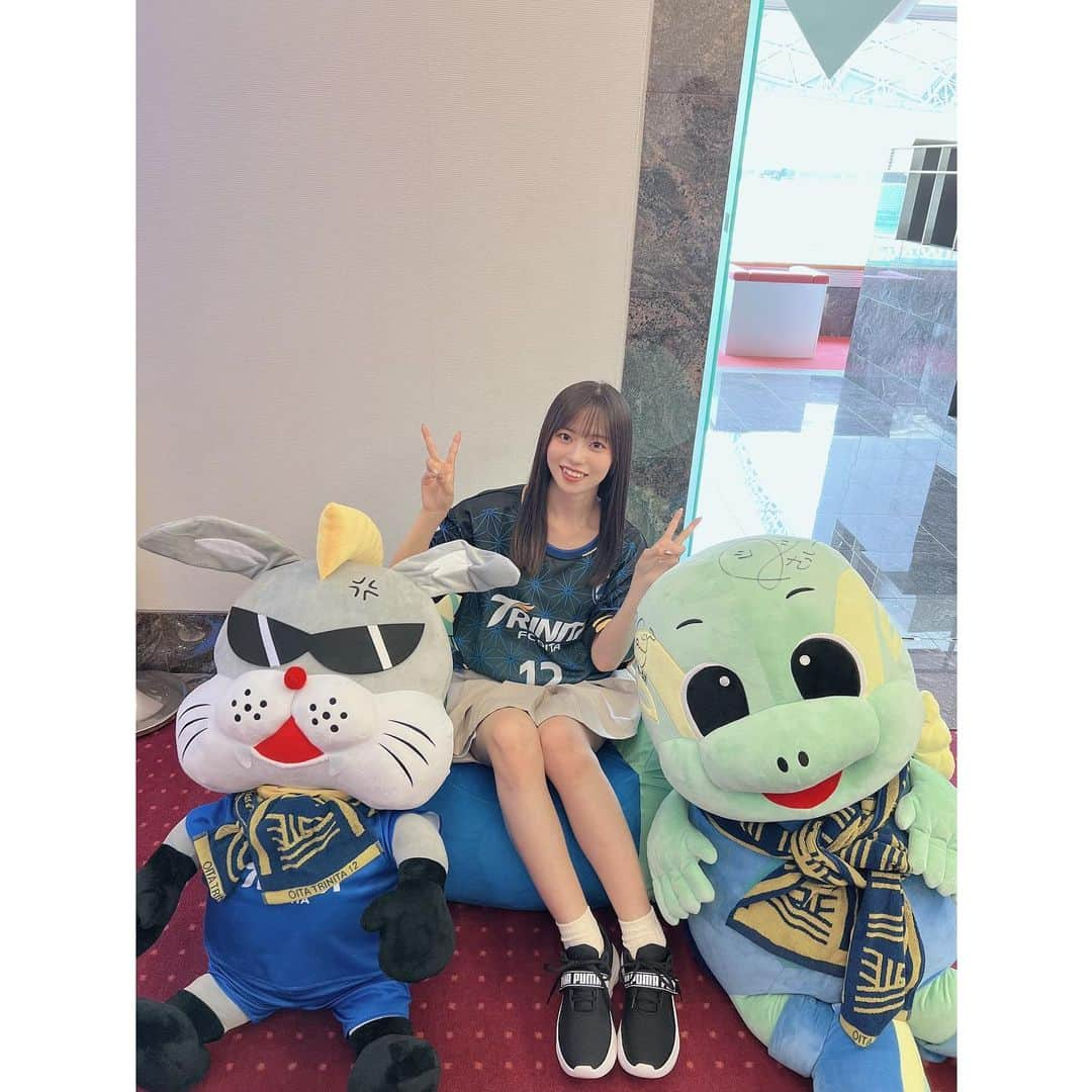 栗山梨奈さんのインスタグラム写真 - (栗山梨奈Instagram)「昨日はレゾナックドーム大分でのイベントありがとうございました！！⚽️  トークショーや「音楽な時間&栗山梨奈のアイドルな時間」公開収録、さらにはなんとキックインセレモニーもさせていただきました🙇‍♂️ とっても緊張しっぱなしの1日でしたが暖かく見守ってくださったサポーターの皆さんや駆けつけてくれたファンのみんなのおかげで楽しく最後までやり切ることができました！ ありがとうございます🐢💙  試合もとってもかっこよくて終始ドキドキでしたしトリニータが勝てて嬉しかった〜！！📣  またお仕事でもプライベートでも見に行きたい！！ とっても充実した1日でした☺️  #大分トリニータ」6月18日 19時12分 - krn_hkt48