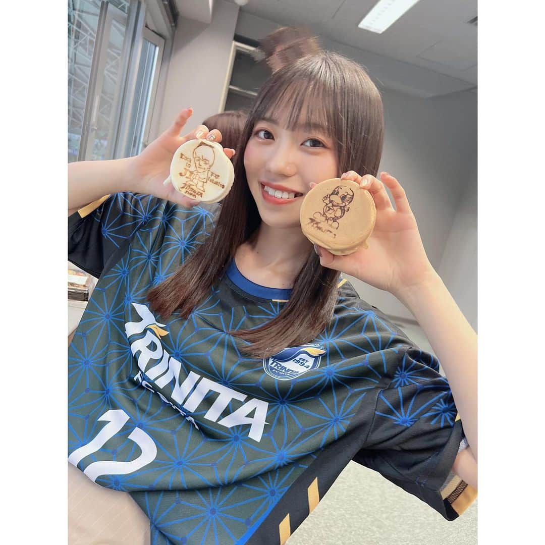 栗山梨奈さんのインスタグラム写真 - (栗山梨奈Instagram)「昨日はレゾナックドーム大分でのイベントありがとうございました！！⚽️  トークショーや「音楽な時間&栗山梨奈のアイドルな時間」公開収録、さらにはなんとキックインセレモニーもさせていただきました🙇‍♂️ とっても緊張しっぱなしの1日でしたが暖かく見守ってくださったサポーターの皆さんや駆けつけてくれたファンのみんなのおかげで楽しく最後までやり切ることができました！ ありがとうございます🐢💙  試合もとってもかっこよくて終始ドキドキでしたしトリニータが勝てて嬉しかった〜！！📣  またお仕事でもプライベートでも見に行きたい！！ とっても充実した1日でした☺️  #大分トリニータ」6月18日 19時12分 - krn_hkt48