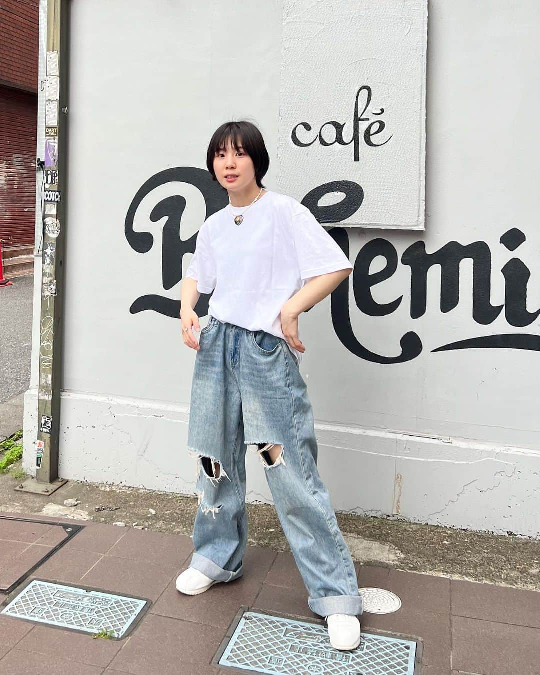 光永のインスタグラム：「シンプルカジュアルコーデ🩵🤍 Tシャツもアクセサリーもデニムも主役にしたくて☺️🫶🏻 ダメージデニムのサイズ感が好み過ぎるし、バックプリントお茶目でかんわいいし、ネックレスは皆んなにどこのか聞かれまくった日でした💙 ㅤㅤㅤㅤㅤㅤㅤㅤㅤㅤㅤㅤ Tシャツ：#dnuvo ネックレス：#topazz デニム：#auntierosaholiday  スニーカー：#nike ㅤㅤㅤㅤㅤㅤㅤㅤㅤㅤㅤㅤ #ootd #シンプルカジュアルコーデ #ダメージデニムパンツ #白tコーデ  #メンズライクコーデ #ボーイッシュコーデ #ショートヘアアレンジ」