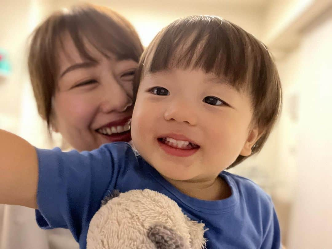 あいりさんのインスタグラム写真 - (あいりInstagram)「1歳7ヶ月のぽぽ👦🏻  最近はしっかり自我が芽生え より一層食べムラも強くなり 悩みは尽きませんが…😅  大人では考えられないような発想力があって面白いし、 言葉も少しずつ通じて 意思疎通ができるようになり また少し前とは違う楽しさが増えました☺️✨  目まぐるしく進む成長に嬉しさを感じながらも 少し寂しさもあり…🥹(勝手ですね笑)  何はともあれ、 これからも毎日たくさんの笑顔が見られるように頑張ります☺️👍✨  という、いつもの独り言でした😂  そんな今日はコクーン🐼の実家に行ってきましたよ🚗💨  ・ ・  #1歳7ヶ月  #1歳7ヶ月男の子  #父の日  #感謝 #備忘録 #成長記録」6月18日 19時14分 - airi_happy