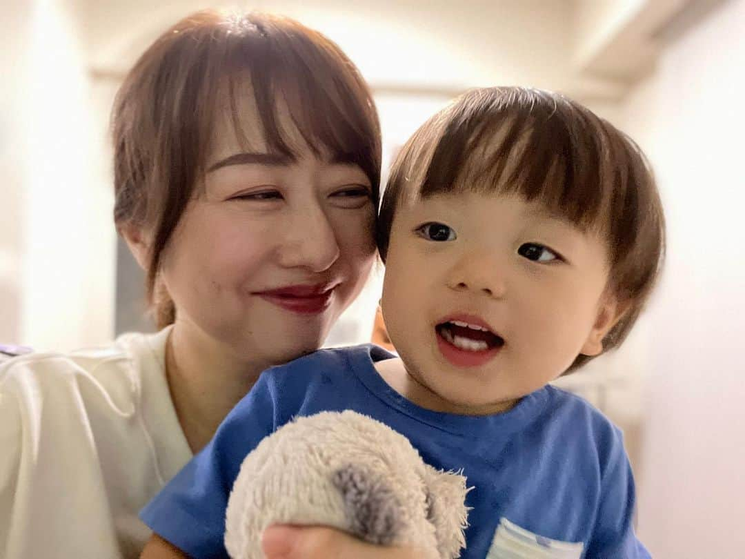 あいりさんのインスタグラム写真 - (あいりInstagram)「1歳7ヶ月のぽぽ👦🏻  最近はしっかり自我が芽生え より一層食べムラも強くなり 悩みは尽きませんが…😅  大人では考えられないような発想力があって面白いし、 言葉も少しずつ通じて 意思疎通ができるようになり また少し前とは違う楽しさが増えました☺️✨  目まぐるしく進む成長に嬉しさを感じながらも 少し寂しさもあり…🥹(勝手ですね笑)  何はともあれ、 これからも毎日たくさんの笑顔が見られるように頑張ります☺️👍✨  という、いつもの独り言でした😂  そんな今日はコクーン🐼の実家に行ってきましたよ🚗💨  ・ ・  #1歳7ヶ月  #1歳7ヶ月男の子  #父の日  #感謝 #備忘録 #成長記録」6月18日 19時14分 - airi_happy