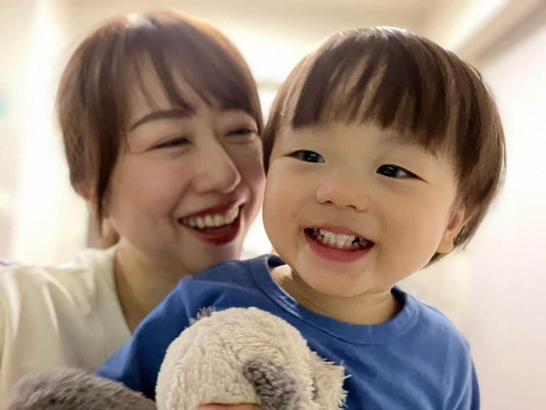 あいりのインスタグラム：「1歳7ヶ月のぽぽ👦🏻  最近はしっかり自我が芽生え より一層食べムラも強くなり 悩みは尽きませんが…😅  大人では考えられないような発想力があって面白いし、 言葉も少しずつ通じて 意思疎通ができるようになり また少し前とは違う楽しさが増えました☺️✨  目まぐるしく進む成長に嬉しさを感じながらも 少し寂しさもあり…🥹(勝手ですね笑)  何はともあれ、 これからも毎日たくさんの笑顔が見られるように頑張ります☺️👍✨  という、いつもの独り言でした😂  そんな今日はコクーン🐼の実家に行ってきましたよ🚗💨  ・ ・  #1歳7ヶ月  #1歳7ヶ月男の子  #父の日  #感謝 #備忘録 #成長記録」