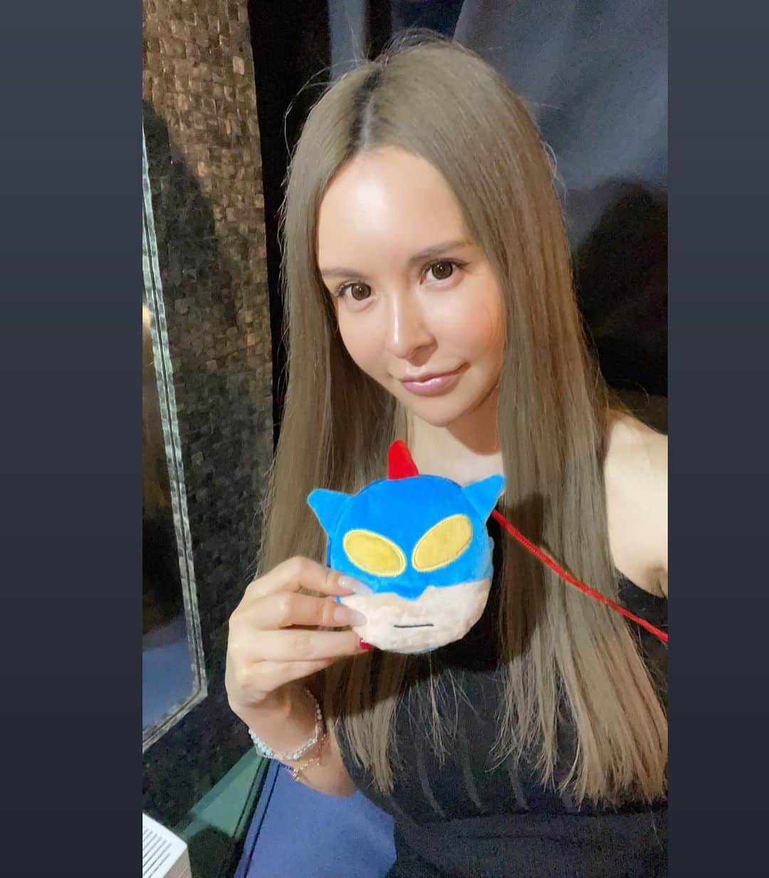 森藤恵美のインスタグラム：「私物プレゼントは、アクション仮面の小物ポーチは女性に、ドン・キホーテのTシャツ2枚はそれぞれ男性･女性にプレゼントになりました🎁☺️🙌 ぜひこのアイテム達を身にまとって野球観戦しに行ってください⚾️🏟😇  #アクション仮面 #ドンキホーテ #ドンペン」