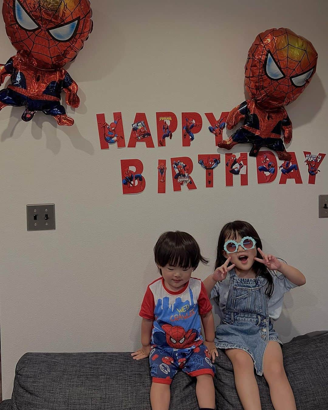 みらいにすたのインスタグラム：「2歳の誕生日おめでとう🎂🎊 最近癇癪すごいけど可愛い可愛いぜん🫶🏻 最近スパイダーマンが好きで大好きなスパイダーマン尽くしのバースデーパーティーでした❤️🕷️ 写真は一切カメラ見てくれなかったけど😂 . ケーキは大好きな @enne.cheesecake にたくさんスパイダーマン乗せました笑 . . 動画はスパイダーマンになりきりゼン😍 . . 誕生日プレゼントも大好きなスパイダーマンとHIKAKIN尽くしでした🎂🎊 . . 好きなことたくさんやって のびのび育ちますように✌🏼 . . お誕生日おめでとう👦🏻 . . #hbd #ハピバ #2歳誕生日 #子どものいる暮らし #こどものいる暮らし #誕生日パーティー」