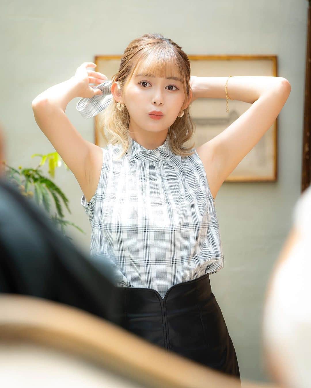 後藤佑紀のインスタグラム：「このサンルームみたいなところ光めっちゃよかった🥹🌿‬  みんな素敵なお写真たくさんありがとう🫧  普段首詰まってるの買わないけどついかわいくて😌👕   #撮影会 #撮影 #撮影スタジオ #ポートレート #作品撮り #自然光 #目黒スタジオ #碑文谷スタジオ #リリーブラウン #ノースリーブ #モデル #レースクイーン」