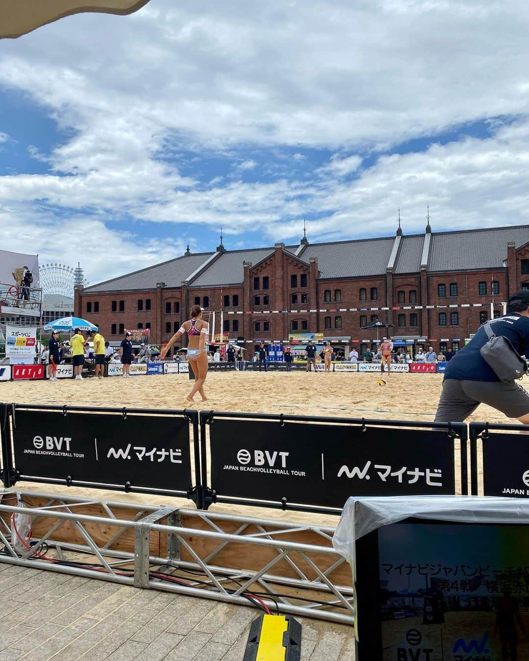 山田桃子さんのインスタグラム写真 - (山田桃子Instagram)「ビーチバレーボール🏐 .  スポーツ実況デビュー🔥 記念投稿！  休日は、スポーツ観戦を、 現地やテレビでしている私。 いつも聞いていたあの実況を... まさか自分がする時がくるなんて。  新しい世界に足を踏み入れた感覚。  プレーの面白さ、会場の雰囲気、盛り上がり、 その瞬間、瞬間を表現する事に可能性は、 無限大だという事に気が付きました。  この日は、学びと熱気で頭が💥寸前！ しっかりと、復習して。 ビーチバレーボールの魅力を、 私なりにお伝えできるよう、 精進して参ります。  浦田聖子さんと、 横浜赤レンガ倉庫からお伝え致しました。 @satoko_urata   次回の担当は、 9月、都城(宮崎県)の大会を予定しています。  〜 もともと、私は、 スポーツとは全く無縁の学生時代。 中高大と吹奏楽部の私は音楽漬けの毎日。 走るのも遅かったなぁ〜歩くのは速い。  ちなみに、 バレー🏐はやってこなかったけれど、 バレエ🩰は2歳半からやってきました。  アスリートの皆さんへの尊敬を 大いに感じる私だからこそ届けられる、 そんな角度で、観て感じていきたいな✨ 〜  #ビーチバレーボール #横浜赤レンガ倉庫  #スポーツキャスター #スポーツ実況 #フリーアナウンサー #リポーター  #晴れ女 #山田桃子」6月18日 19時19分 - momomdoll