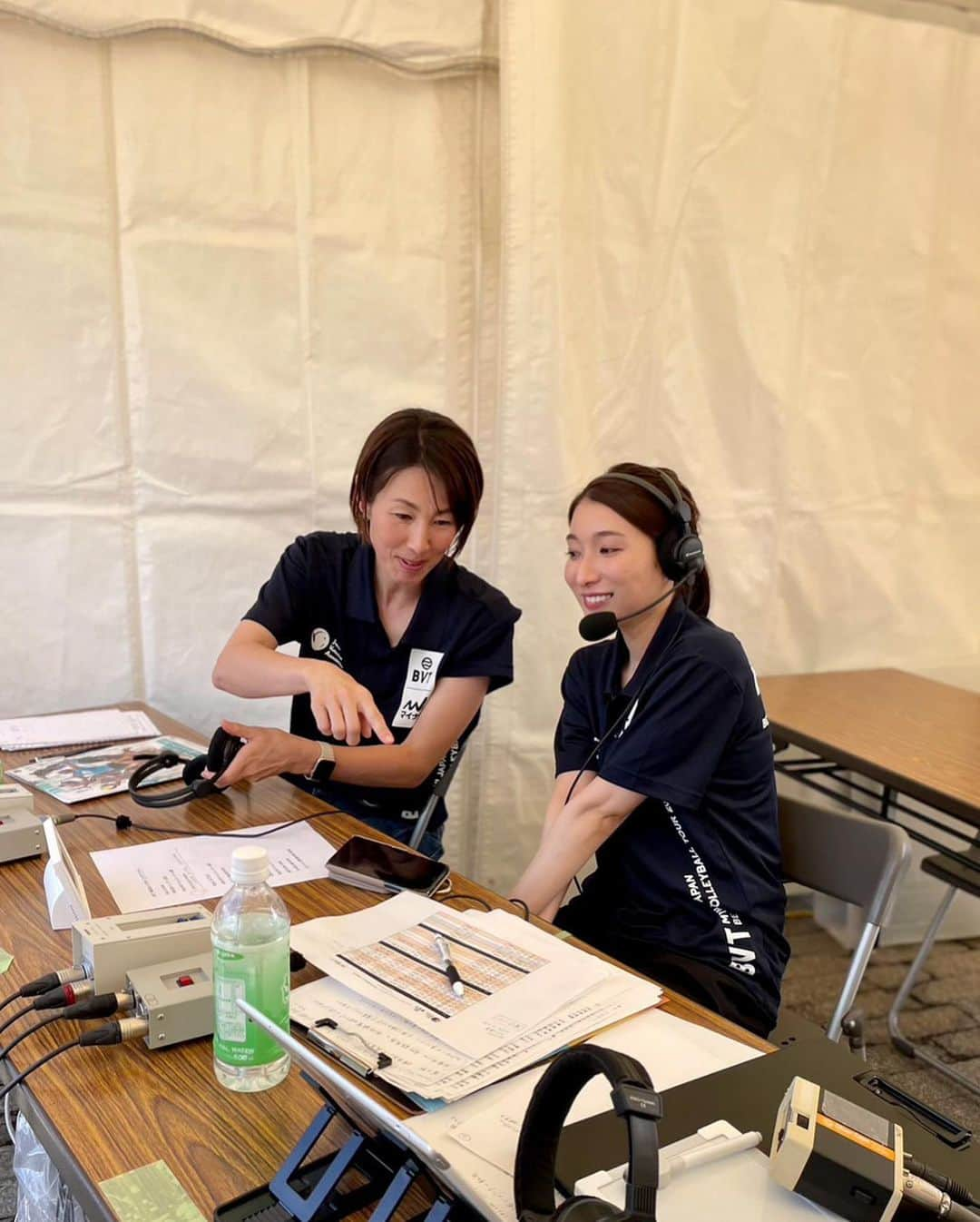 山田桃子さんのインスタグラム写真 - (山田桃子Instagram)「ビーチバレーボール🏐 .  スポーツ実況デビュー🔥 記念投稿！  休日は、スポーツ観戦を、 現地やテレビでしている私。 いつも聞いていたあの実況を... まさか自分がする時がくるなんて。  新しい世界に足を踏み入れた感覚。  プレーの面白さ、会場の雰囲気、盛り上がり、 その瞬間、瞬間を表現する事に可能性は、 無限大だという事に気が付きました。  この日は、学びと熱気で頭が💥寸前！ しっかりと、復習して。 ビーチバレーボールの魅力を、 私なりにお伝えできるよう、 精進して参ります。  浦田聖子さんと、 横浜赤レンガ倉庫からお伝え致しました。 @satoko_urata   次回の担当は、 9月、都城(宮崎県)の大会を予定しています。  〜 もともと、私は、 スポーツとは全く無縁の学生時代。 中高大と吹奏楽部の私は音楽漬けの毎日。 走るのも遅かったなぁ〜歩くのは速い。  ちなみに、 バレー🏐はやってこなかったけれど、 バレエ🩰は2歳半からやってきました。  アスリートの皆さんへの尊敬を 大いに感じる私だからこそ届けられる、 そんな角度で、観て感じていきたいな✨ 〜  #ビーチバレーボール #横浜赤レンガ倉庫  #スポーツキャスター #スポーツ実況 #フリーアナウンサー #リポーター  #晴れ女 #山田桃子」6月18日 19時19分 - momomdoll