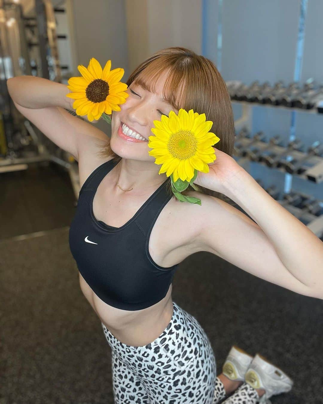 ほなみのインスタグラム：「今年初向日葵🌻 私にとってhappy Flower ♡  毎週お花を買うと決めて実践中🌿 お花屋さんに おすすめを聞くのも楽しみなの☺︎♡」