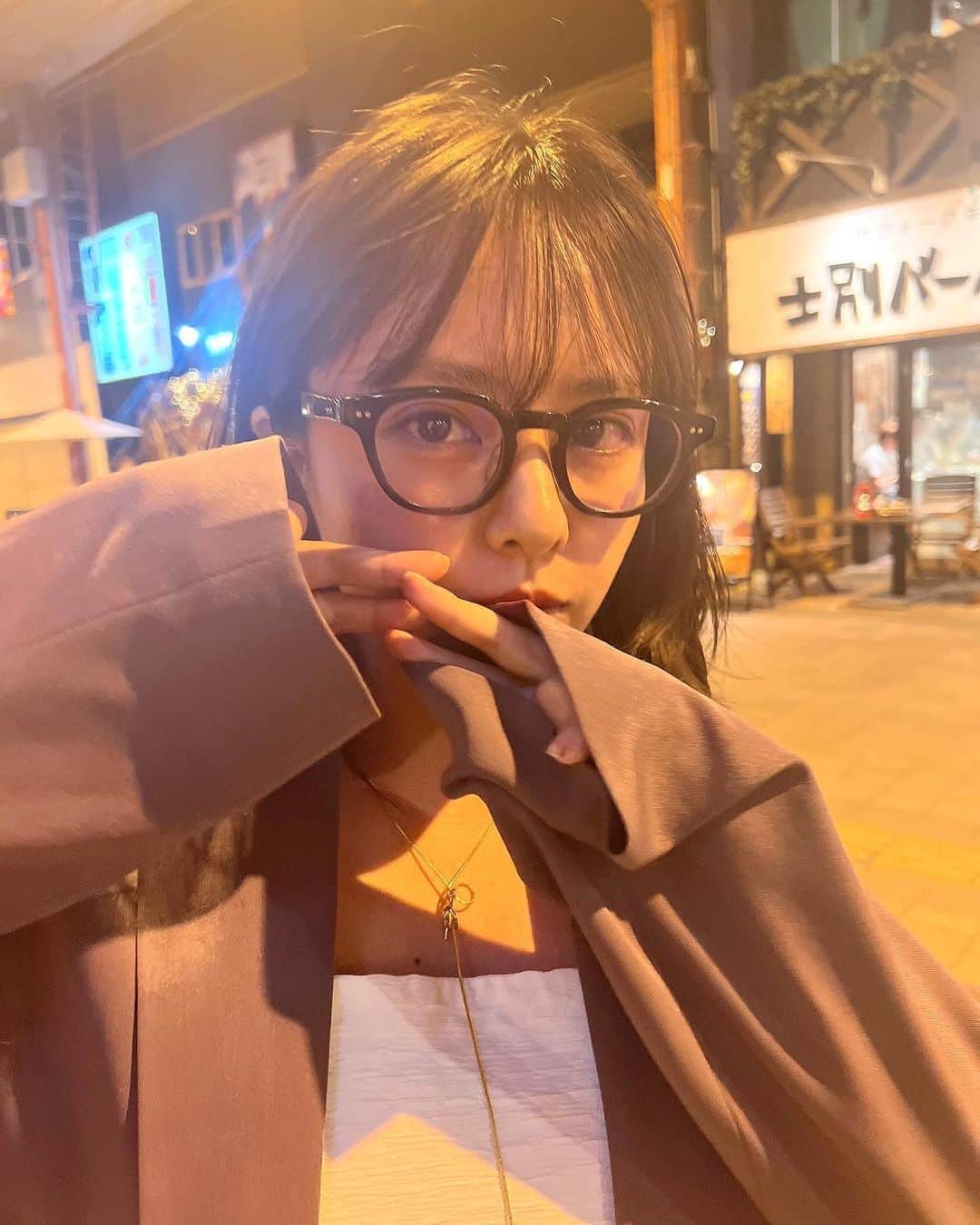 山田菜々のインスタグラム：「いつもどこか行ったりするたびに 帰り道とかふとしたときに、 楽しかったんやなぁ。 わたしこれ好きやったんやなぁ。 って思うんやけど、それってそのときに なぜかちゃんと気付かなくって いつももったいなあって思うのだけど 誰かわかってくれる人いるかな...🙂？笑  おしゃれに気を使うこともなく、 すっぴんで疲れたらお昼寝して 温泉に入ってご飯食べに出かけて 北海道で全てが癒されて楽しい旅でした☺︎  そんな北海道の写真です📷」