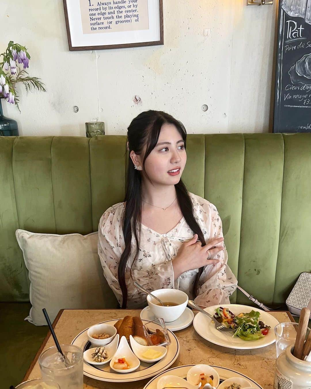 夢花さんのインスタグラム写真 - (夢花Instagram)「🥗🥖🥂🍝🍃🕯️  ずっと行ってみたかったところ！！ ほんとはテラス席が良かったけど、暑かったから断念した🥵💦  #queency #クインシー #表参道 #表参道カフェ #表参道ランチ #表参道グルメ #表参道ディナー #東京カフェ #東京ランチ #カフェ #cafe」6月18日 19時26分 - dreamm_flowerr