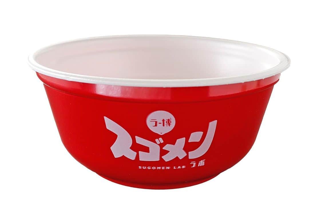 新横浜ラーメン博物館(ramen museum)のインスタグラム：「ラー博スゴメンラボの容器はスゴメンラボのロゴが入っている2種類からお選び出来ます！ ラー博カラーの赤色と、可愛さのあるピンクでご用意しています！  #スゴメンラボ #ラー博スゴメンラボ #オリジナルカップラーメン #凄麺 #ラー博 #ラーメン博物館 #ラーメン #ラーメン部 #昭和レトロ #ramen #ramenlover #ramenmuseum #rahakusugomenlabo #ramen #」