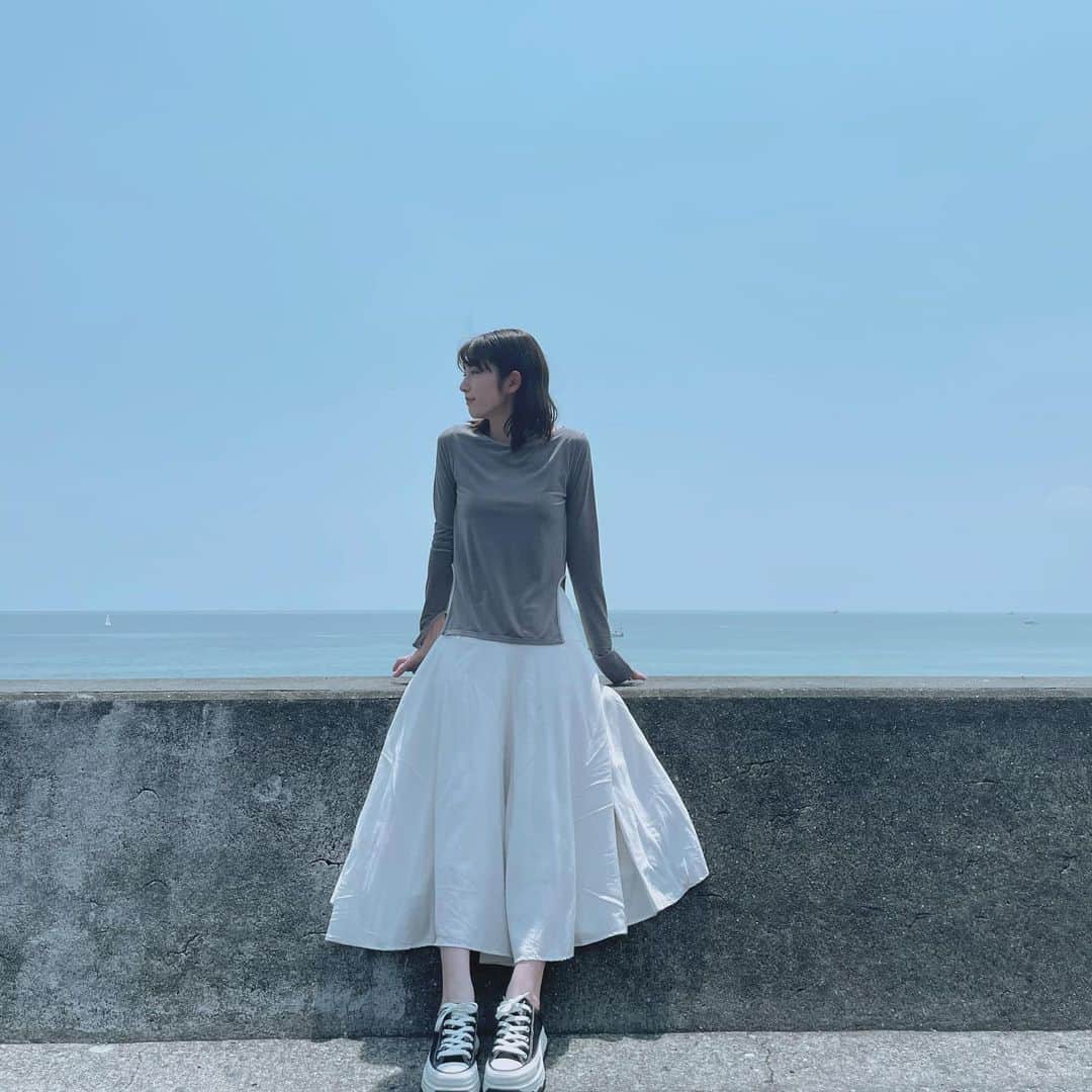 樋口柚子のインスタグラム：「海〜☺️ 新入りSORINのトップス、 ベロア生地でかわいい🥰」
