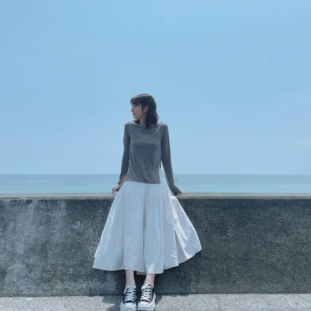 のインスタグラム：「海〜☺️ 新入りSORINのトップス、 ベロア生地でかわいい🥰」