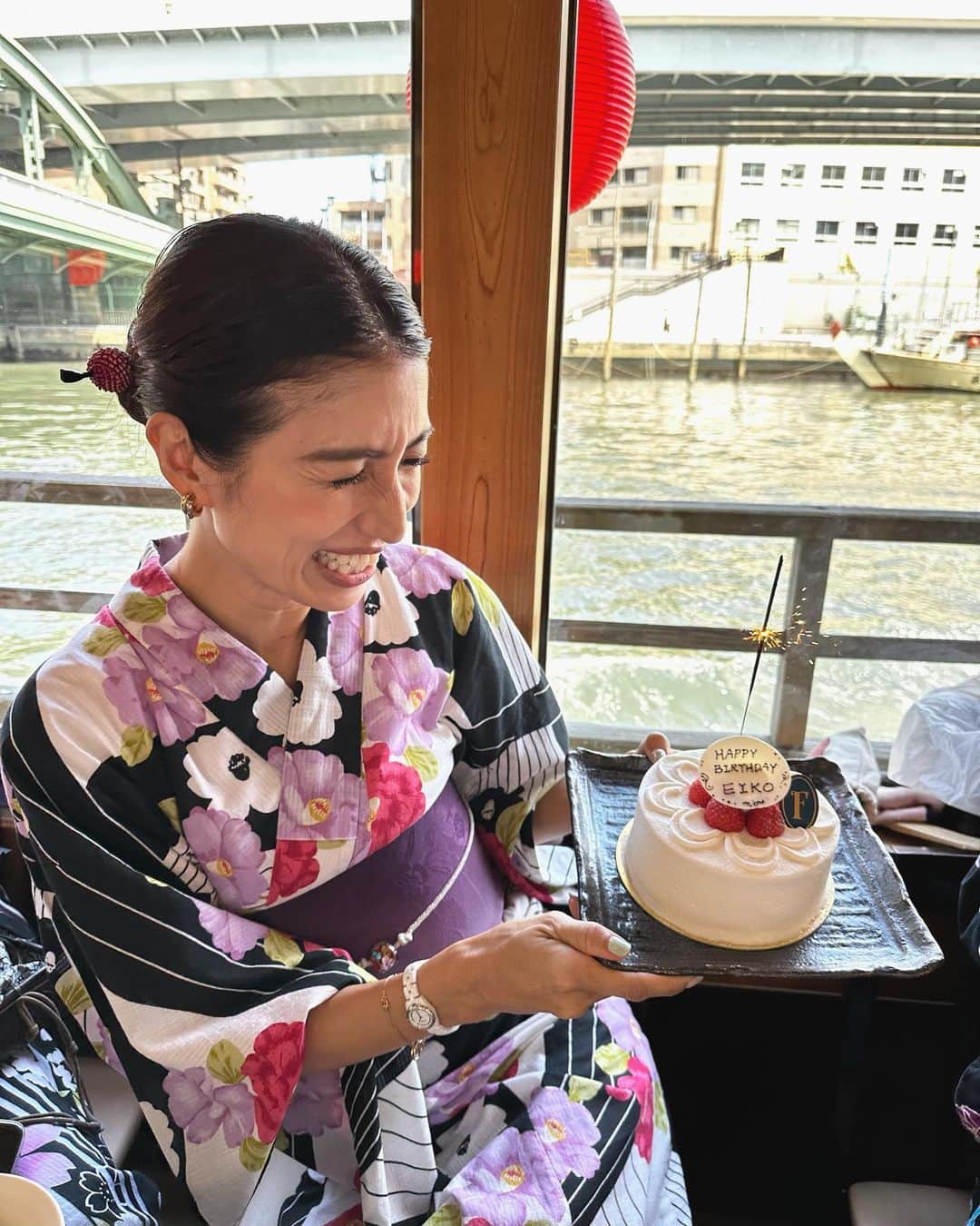 のインスタグラム：「本日、また一つ年を重ねました♡ 健康な身体で今日という日を迎えられた事に感謝です。  昨日は愛するサンドレスチームがお祝いをしてくれました😭✨ まさかの浴衣からの屋形船コース！ いろいろ考えてくれたかと思うと 感激と感謝が止まりません🥲💕  SNSではサンドレスを通じてご縁を頂けた方も 沢山いらっしゃいます。 43歳も少しでも多くの方にhappyをお届けできる お役に立てるよう、サンドレスのオカンとしても精進致します！💪  そして今日は朝からLINEやDMをくれた皆さま、 本当にありがとうございます🙇‍♀️✨ 思い出してもらえる事、貴重なお時間を割いて メールを送ってくれる事に本当に感謝でしかないです。  今の私があるのはとにかく関わってくださっている 全ての皆さまのおかげです。 いろいろな出来事を愛を持ってお返しできるよう努めます！🙏❤️✨  もうね、写真を見ても目周りとかオデコとか眉間とか首とか🤣 本当にシワも増えていろいろ思う事が多々あるので😂、 その辺りボトックスとかしたらご報告します🥹✨←何の話  長文失礼致しました！ 43歳も楽しんで進んでいきますので 宜しくお願いします😍💫 . . . . . . #mybirthday#誕生日#43歳 #チームサンドレス #お誕生日会#love」