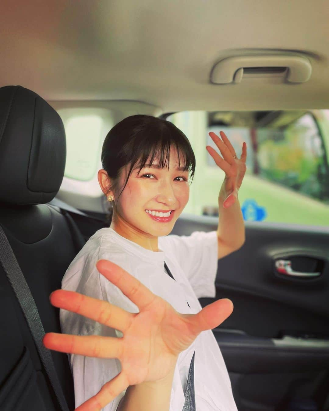 小西ゆりなさんのインスタグラム写真 - (小西ゆりなInstagram)「息子カメラマン提案のポーズに従ったところ… 昭和感満載だった件😂 #息子カメラマン #ポートレート #昭和感 #男の子ママ #このポーズなに」6月18日 19時38分 - yurina_konishi