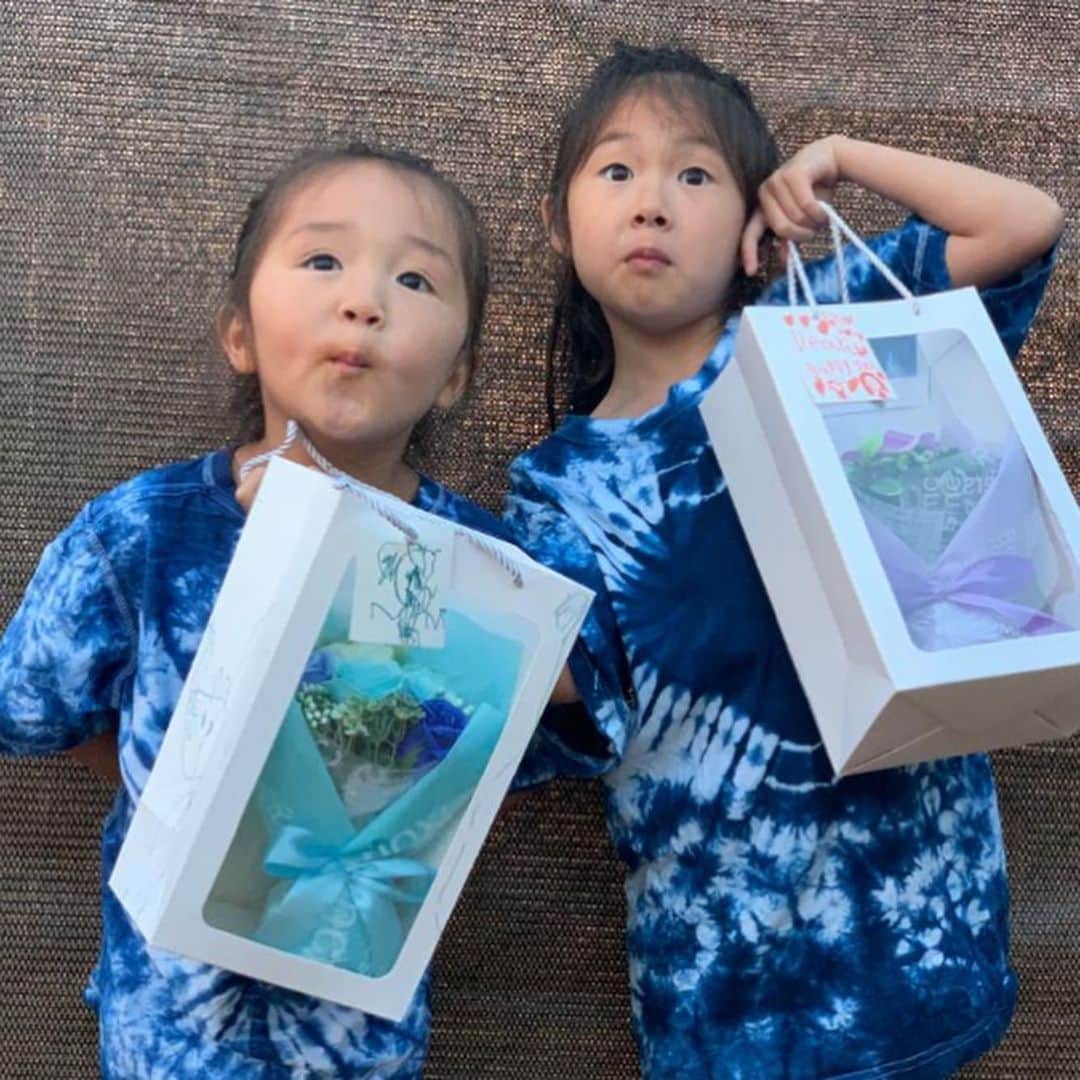 AIのインスタグラム：「子供達からパパへ🫶🫶🫶  平和「大好きだよパパ、ありがとういつもお弁当作ってくれて❤️あとはー、、学校にも送ってくれてありがとう❤️」  博愛 「いつもあほんでくれてありがとうとー、てんきゅーぷーる❤️」  だそうですっw  Happy happy Father’s Day 💙 We love you  💙  @hirotherisingsun」
