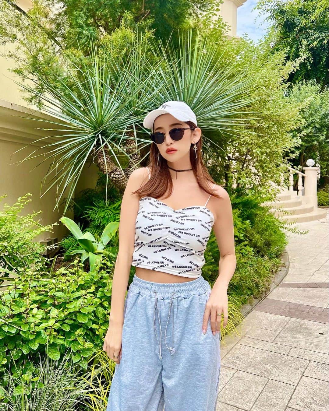 のインスタグラム：「@bloomin_official  新作の洋服発売中です💛  この格好ラクすぎてめっちゃ好きっ。  キャミはパットもついてるし 丈も丁度おなかチラ見えで可愛いよ😍  パンツも履き心地良くておすすめです✌️✨  #bloomin#fashion#newarrivals#ファッション#カジュアル#ootd」