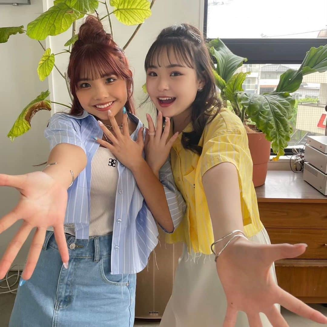 Popteenさんのインスタグラム写真 - (PopteenInstagram)「WEB版Popteen7月号『仲よしコンビコーデ』企画のオフショット📸  クリエイターモデルコンビの、きゃすみる＆ひなちゃ💕 キャラが違う2人は色違いのシャツを自分らしく着こなしたよ♪  写真は2人が考えた、ひなきゃすポーズ🌺  今年の夏は友だちとリンクコーデでたくさんお出かけしよ🫶  #Popteee#クリエイターモデル#きゃすみる#辻加純#GAL#ひなちゃ#野々山ひなた#カジュアル#夏コーデ#リンクコーデ#シャツコーデ#jk#仲よしコンビ#オフショット」6月18日 19時31分 - popteen_official