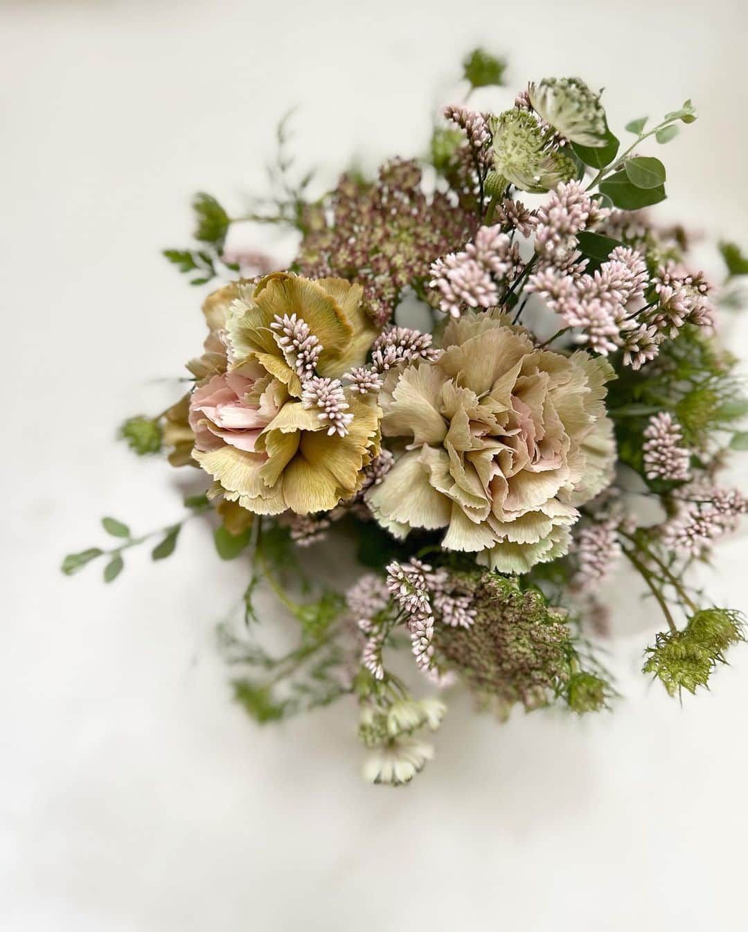 唐津裕美さんのインスタグラム写真 - (唐津裕美Instagram)「プレゼントする人を想いながら、その人に似合った配色の草花を選ぶのって幸せ。 気合いの入りすぎない小ぶりな花束が好き。  これは今月17歳になったひなっこへ。  #trucknest」6月18日 19時31分 - h_i_r_i_n_k_o
