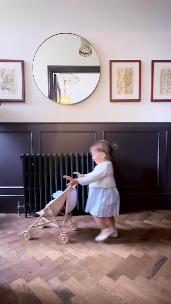 Harrodsのインスタグラム：「Whether yours are this small – or have small ones of their own – when it comes to family, truly every moment matters.  Happy Father’s Day from Harrods 💚  #Harrods #HarrodsMan」