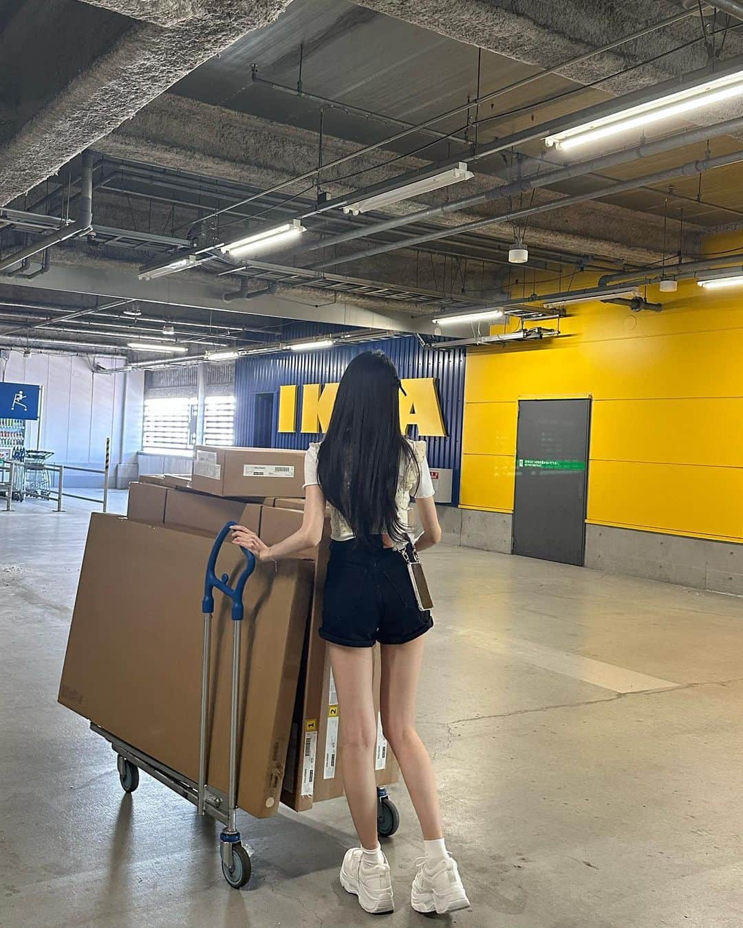 入江美沙希さんのインスタグラム写真 - (入江美沙希Instagram)「家族との休日👖🛋🫖🛒  そんなに買うつもりじゃなかったのに沢山になりました..🤭 新しい家具うきうき🎼  #IKEA#06」6月18日 19時32分 - irie_misaki_official