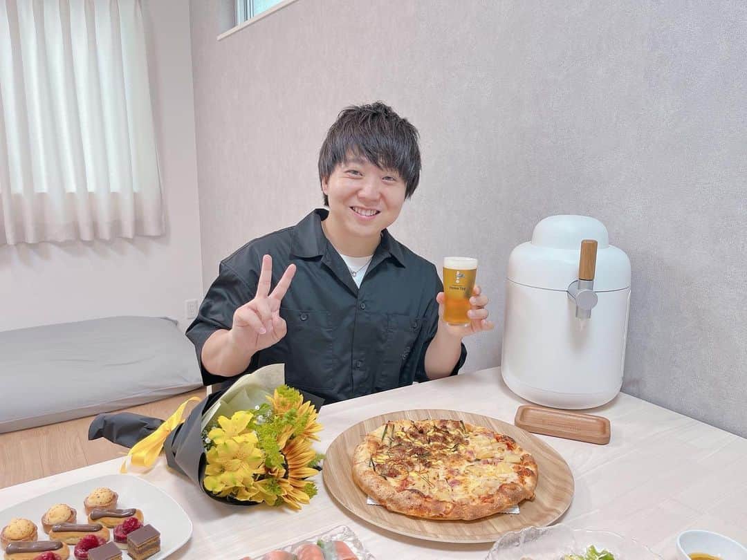 あつろーのインスタグラム：「父の日にひろが美味しいご飯とお花をプレゼントしてくれて、キリンホームタップで一緒に乾杯しました✨ めっちゃ嬉しい😭 ホームタップは白を基調とした丸いデザインでとっても可愛いし、ビールも注ぎやすいし、 なにより家でつくりたての生ビールの美味しさを届けてくれるなんて嬉しすぎる！ とても嬉しい父の日になりました😄 これからぷくえるが寝た後ゆっくり楽しもうと思います✨  #pr #父の日 #ビールサーバーがある夏 #ホームビアガーデン #キリンホームタップ #夢の1ヶ月お試しプラン」
