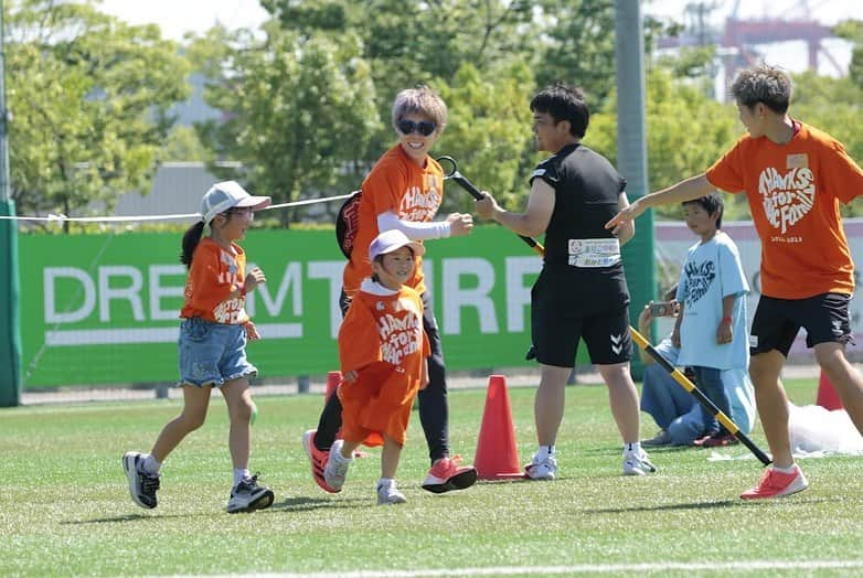 三宅史織さんのインスタグラム写真 - (三宅史織Instagram)「. INACファン感謝祭🦁❤️  暑い中の運動会はハードだったけど、 オレンジチームの皆さんと本気で競技に取り組んだ この運動会忘れません🧡  最高に楽しい時間を過ごせました！！  そして、なによりINACは 素晴らしいファンやサポーターの皆さんがいつも 応援してくださってることを改めて実感しました。  皆さんに結果で恩返しできるように 一緒に笑えるように頑張ります！  2022-23シーズン たくさんの応援ありがとうございました🦁  そして最後に！！！ 若手のみんな！！！ 騎馬戦弱すぎ🤪🤪🤪🤪」6月18日 19時38分 - miyakeshiori5