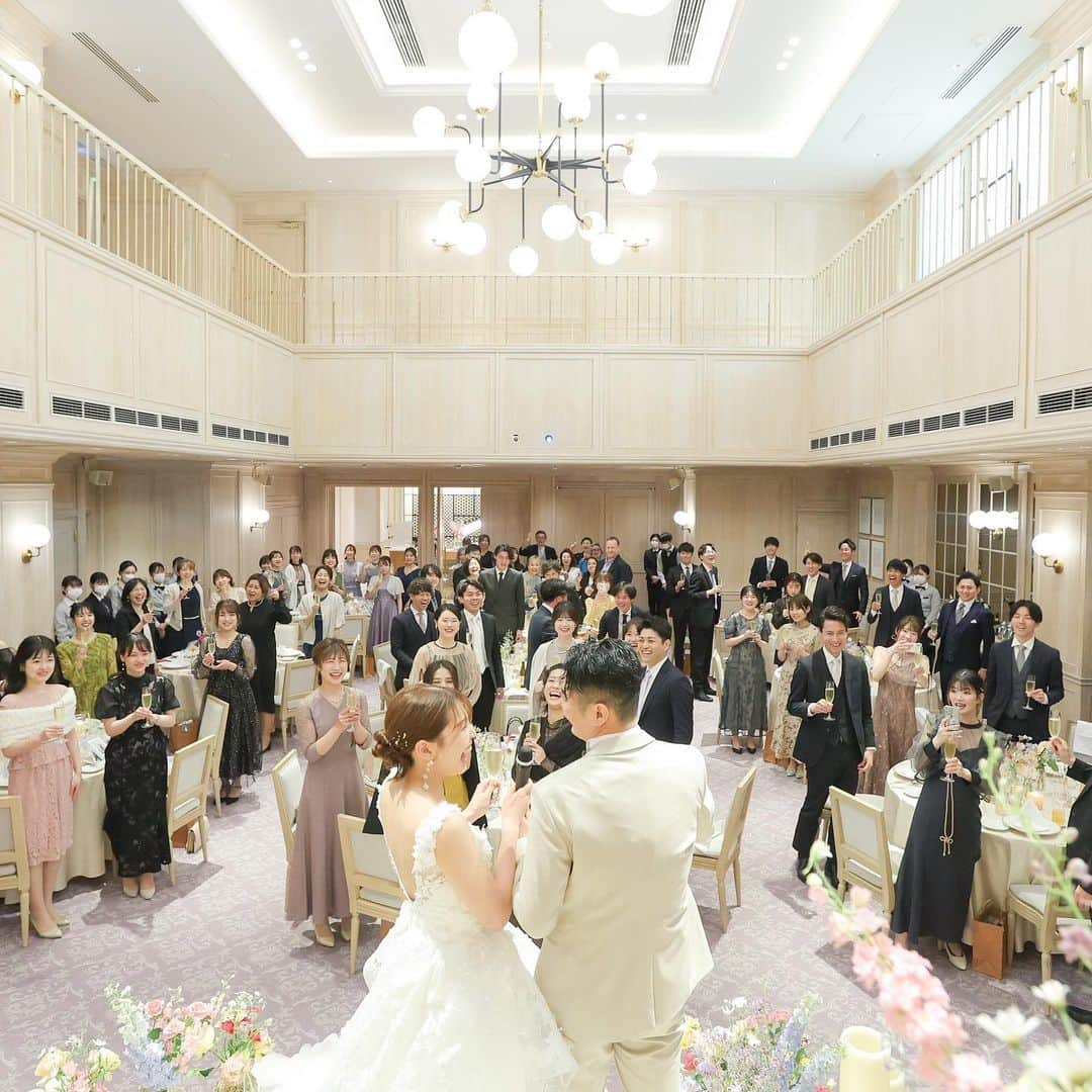 instyleweddingkyotoのインスタグラム：「乾杯🥂✨  お二人からの景色...♡  大好きな皆様を前にして 後ろ姿からも 幸せが溢れているお二人☺️  ２枚目はウェルカムスピーチ中のお2人♡  #takeandgiveneeds #tg花嫁 #kyotowedding#instyle #instyleweddingkyoto #instyleweddings  #インスタイルウェディング京都」