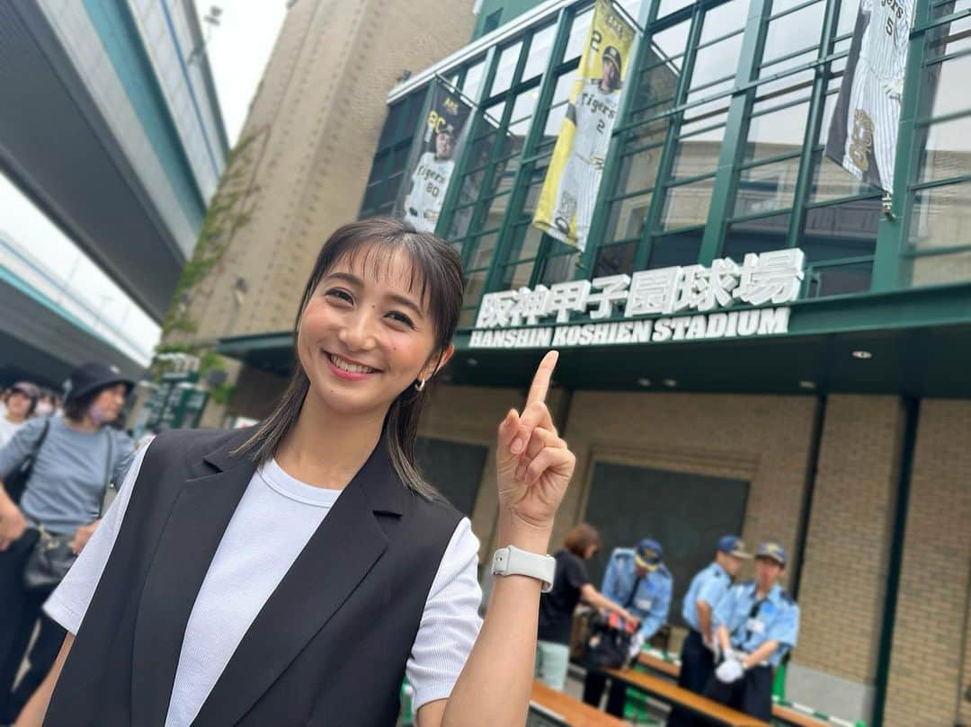 近藤夏子さんのインスタグラム写真 - (近藤夏子Instagram)「.   交流戦、最終日。 甲子園球場へ✨ 　  阪神ファンはとにかく愛が強い！ ということで、ファンに直撃してきました👀  口を揃えてみなさん 「阪神は人生の宝物。無くては生きられない」 と仰っていて 全身でその愛を感じてきました。  ファンが着ているユニフォームもオリジナルのものばかり。 キラキラデコレーションしてあったり、強めの刺繍があったり。  そしてなによりフレンドリー！ スタンドで立って取材をしていたら沢山の方が声をかけてくれました☺️💓 噂に聞いていた「あめちゃんあげる」も初体験！ 嬉しかったです😊  　 詳しくは今夜24:00〜 S☆1ご覧ください✨ 見て欲しいな〜！！！！！ 　 　 . #阪神タイガース  #セパ交流戦 #甲子園球場」6月18日 19時35分 - kondokako0804