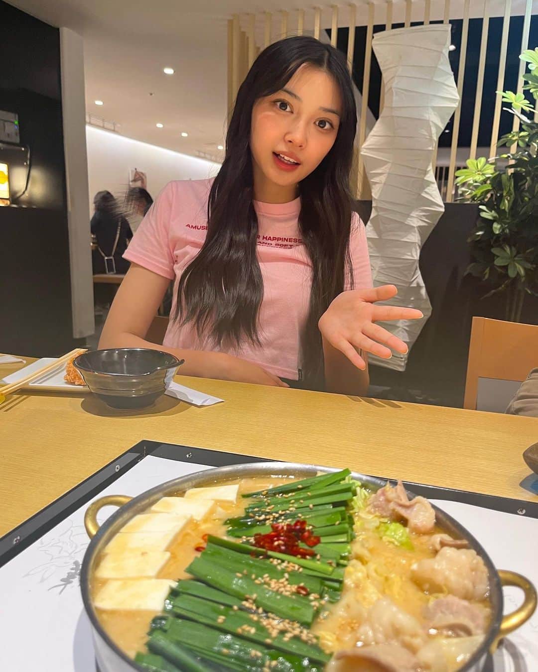 のインスタグラム：「・ 父の日💐  お父さんともつ鍋を食べに行きました☺︎  コラーゲンたくさんとりましたぷるぷる➰」