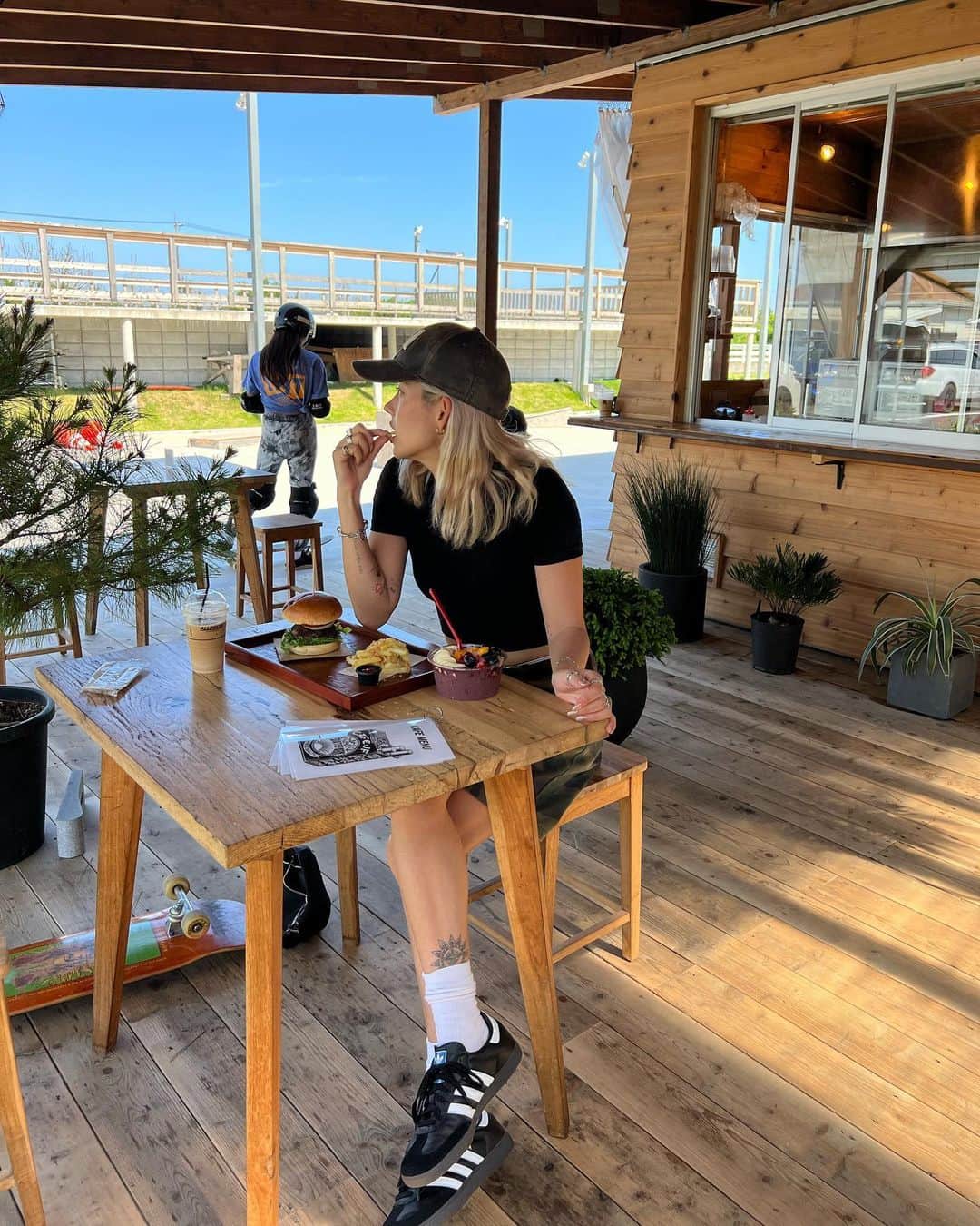 Satomi Biancaのインスタグラム：「🍔🛹❤️‍🔥🌊 　　 久しぶりの東浪見🏄🏽 　 安定の @cafe_jf_torami  @jf_skatepark_torami でランチ❤️‍🔥 　　 スケーターもサーファーも入り混じってるこの場所の雰囲気好きなんだよね💘」
