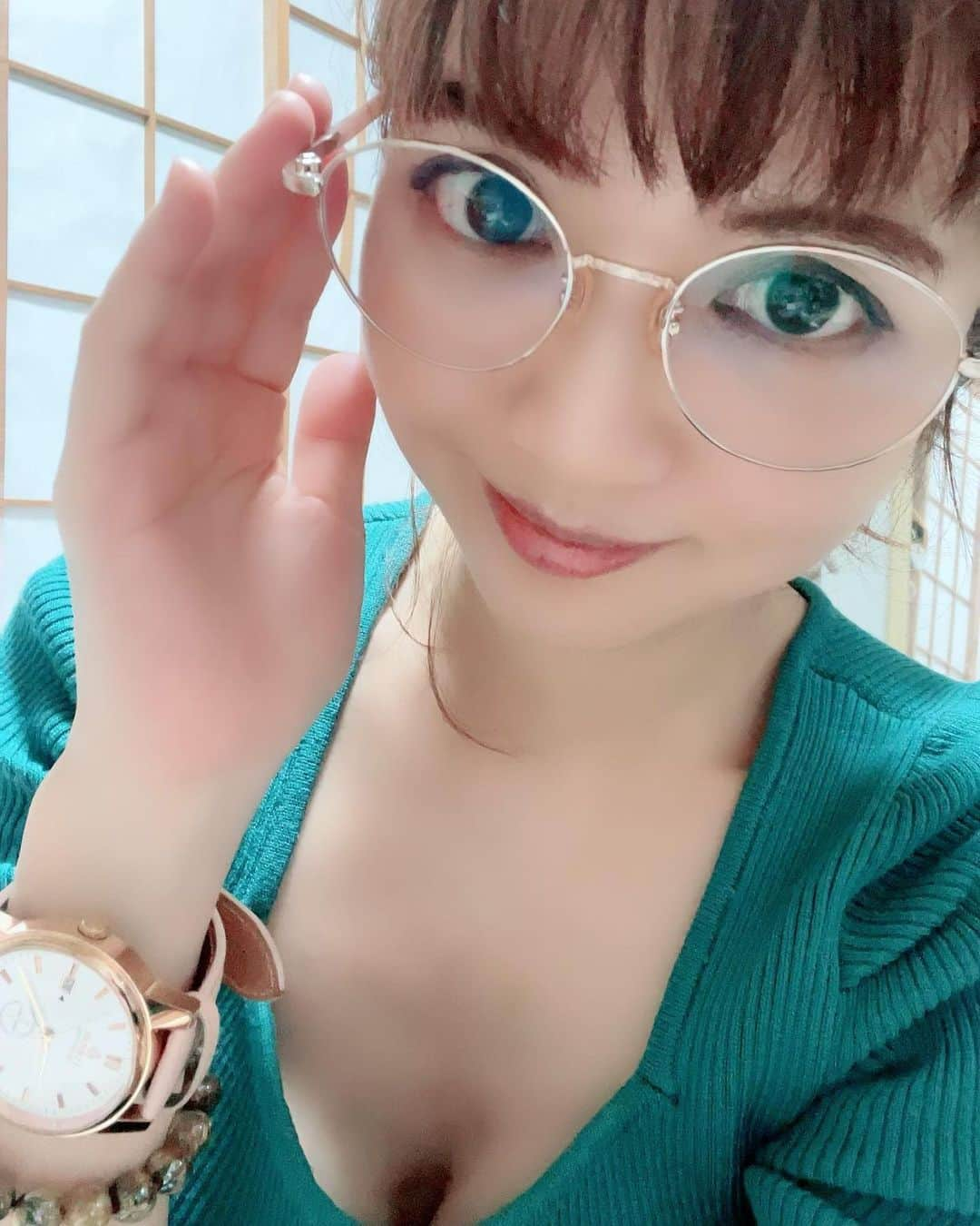 茜結のインスタグラム：「人生初のメガネ女子デビュー  だけどダサダサな乱視と老眼という笑  #メガネコーデ #メガネの女の子  #メガネフェチ」