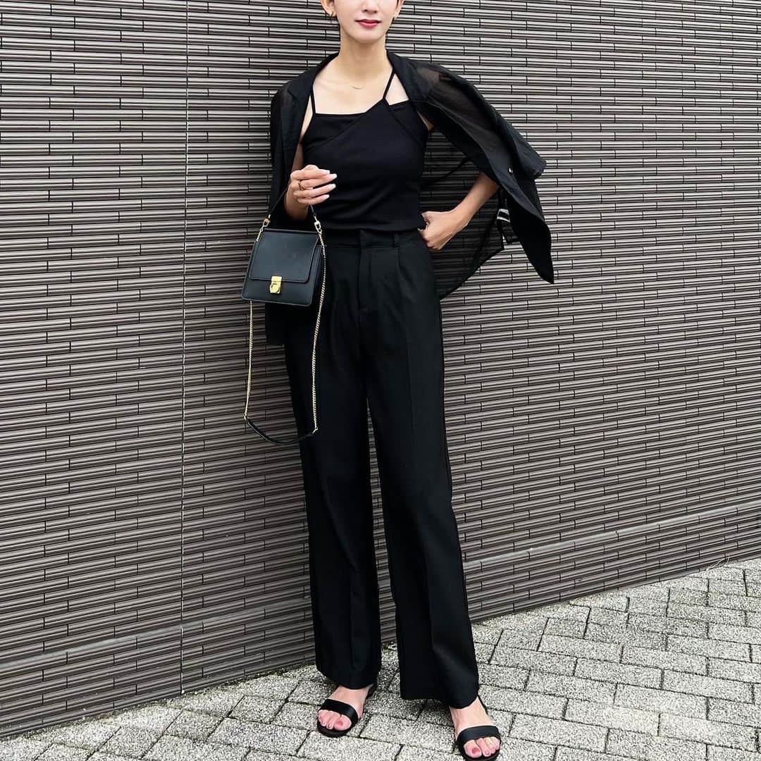 Nagiのインスタグラム：「ブラック🖤  インナーはカップ付きのキャミソール @kobe_lettuce の✨  デザインに一目惚れ🥰  inner. #kobelettuce  outer.bottom. #reedit  bag. #polene  shoes. #zara  #code#fashion#コーデ#ファッション#シンプル#シンプルコーデ#ブラック」
