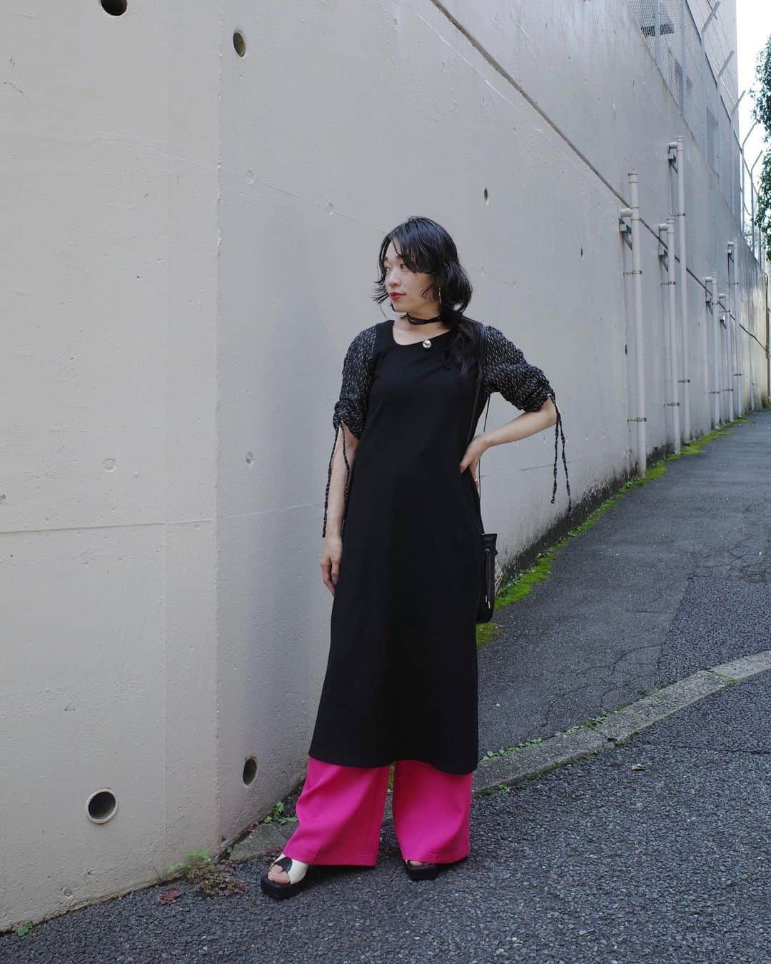 野村仁美のインスタグラム：「先日発売したばかりの Gather Sleeve Choker Dress  コットンレーヨンの滑らかで伸縮性のある素材感に、 シボ加工のステッチ袖。  子供とのお出かけもストレスなく動き回れるような着心地、動き易さを重視して作りました🫶  グリーンと悩んだけど、やはりブラックがしっくりきた✌️ スタッフのみんなも仁美さんはこっちでしょって空気だったのでブラックを購入。  #marte_snap」