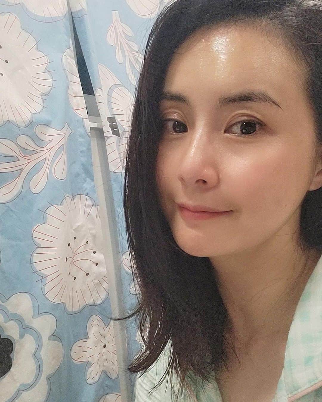 チェ・ジョンユンのインスタグラム：「존마스터스 샴푸는 곧 마감 된답니다💛  찰랑거리는 머릿결은 물론 건강한 두피로 안티에이징 까지 잡아보세요!! 제가 적극 추천드린다구요💛💛  ‼️이런분들께 추천드려요 ✔️현재 임신중인 경우 ✔️출산 후 탈모를 느끼는 분들(수유부가능) ✔️피지량은 많지만 수분감이 부족한 피부 ✔️열감이 많은 두피 ✔️기능성 샴푸에 오히려 자극받는 두피 ✔️헤어 볼륨감이 줄어드는 두피 ✔️샴푸 유목민 분들  99% 이상이 자연유래 성분 ​ 존 마스터스 오가닉 라벤더 앤 로즈마리 샴푸는 28가지의 자연유래 성분을 함유하고 있으며 계면활성제 또한 코코넛 계면 활성제를 사용하였습니다.  🇺🇸미국 농무부에서 인증한 USDA 유기농인증마크 ​ 물을 제외한 제품의 95%이상이 유기농성분을 함유해야하며, 나머지 5% 또한 천연 원료를 사용해야만 획득할 수 있는 까다로운 기준을 가졌는데 존마스터오가닉이 바로 그런제품이에요.  어서 어서 막차 타세요💛💛  #여배우샴푸 #여배우관리 #존마스터스샴푸  ⠀」