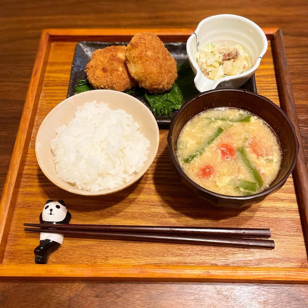 川島カヨのインスタグラム：「本日は海老カツ定食🦐  海老カツは昔母が作ってくれたお弁当によく入っていて、家で食べる事はあまりなかったので、自宅で食べるとちょっと不思議な気分になります。 ⁡ お味噌はトマトとニラ玉。 ⁡ 今日も安定の適当ごはん。 うまく揚げ物が出来ると嬉しい。 ⁡ #きょうのごはん #適当ごはん #おうちごはん #おうちごはんlover #ゆるめし #japaneasefood #クッキングラム #ひとりごはん #食卓日記 #献立 #家庭料理 #homecook #Homemadefood #日本食 #Japanesefood #ひとり定食 #お盆でごはん  #エビ #shrimp #海老カツ #トマト #ニラ #sidedish #季節のご飯 ⁡ ⁡」