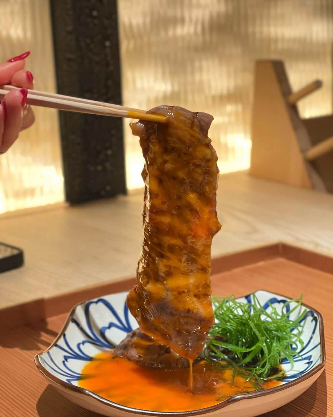 上野仁美さんのインスタグラム写真 - (上野仁美Instagram)「. ⁡ ⁡ 昨夜は、美味しい神戸牛をたっぷり存分楽しめる @setsugekka__ginza  へ。 カウンターで贅沢にいただく焼肉🥩 最適な火加減で提供してくださり、とろけるお肉から歯応えを楽しめるお肉まで様々✨ 大満足なお肉ディナーでした☺️ ⁡ かなりボリューミーなので、男性の方でも満足できる内容になっていました✨デートにもおすすめ🫶 ⁡ ⁡ 大好きなタン。やっぱり好き🥰 合間に出してくださるキムチやサラダ、冷麺、そして〆のカレーもとっても美味しかったです💖お腹いっぱいなのに、ペロリと食べれてしまうカレーの魔力よ🍛 ⁡ ⁡ ⁡ 📍雪月花　銀座 東京都中央区銀座6-4-3 GICROS GINZA GEMS 9F  ⁡ 17:00〜23:00 定休日:日曜日 ⁡ ⁡ #雪月花銀座 #神戸牛 #銀座 #銀座グルメ #焼肉 #カウンター焼肉 #焼肉ディナー #焼肉デート #銀座デート」6月18日 19時44分 - hitomi0502_u