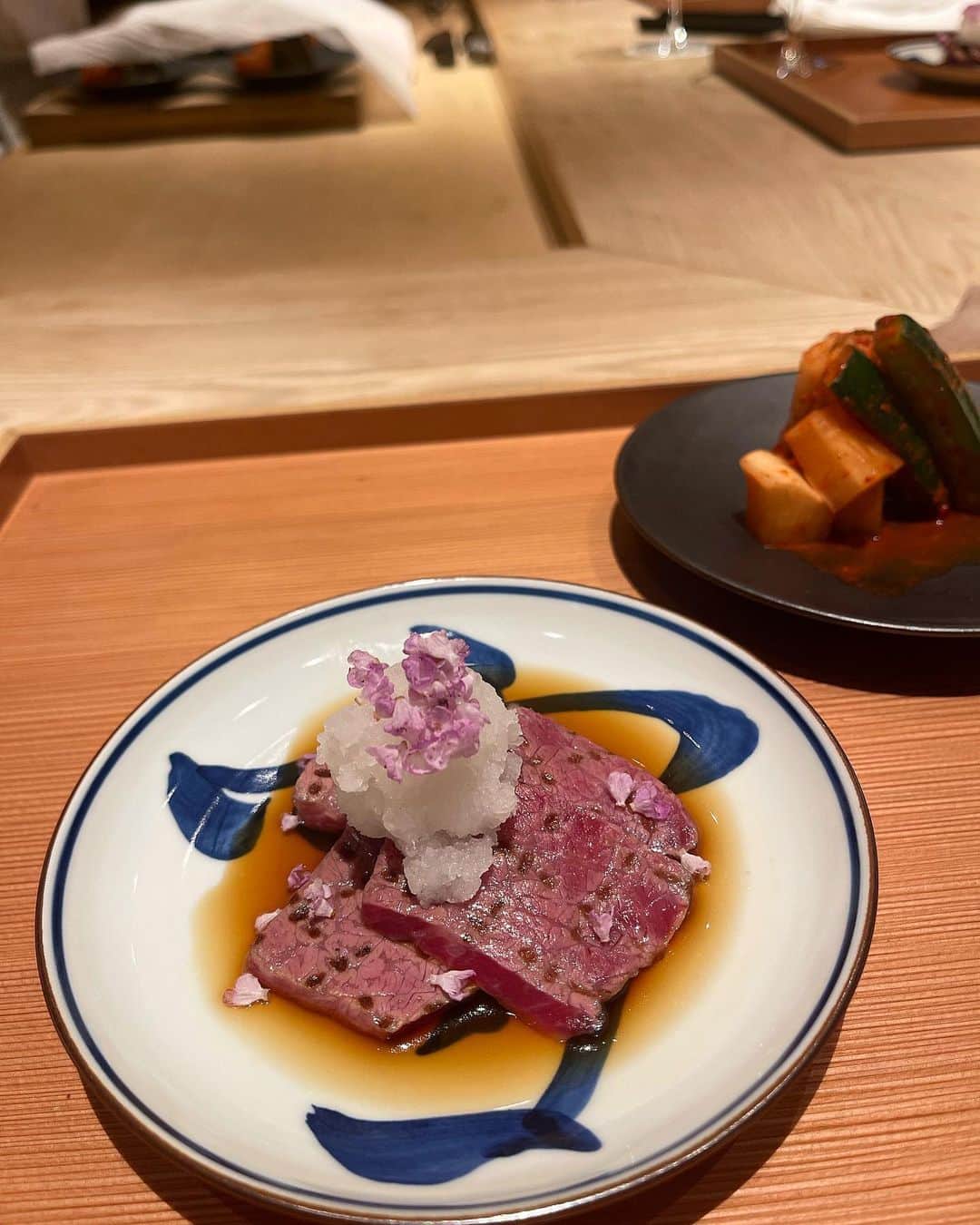 上野仁美さんのインスタグラム写真 - (上野仁美Instagram)「. ⁡ ⁡ 昨夜は、美味しい神戸牛をたっぷり存分楽しめる @setsugekka__ginza  へ。 カウンターで贅沢にいただく焼肉🥩 最適な火加減で提供してくださり、とろけるお肉から歯応えを楽しめるお肉まで様々✨ 大満足なお肉ディナーでした☺️ ⁡ かなりボリューミーなので、男性の方でも満足できる内容になっていました✨デートにもおすすめ🫶 ⁡ ⁡ 大好きなタン。やっぱり好き🥰 合間に出してくださるキムチやサラダ、冷麺、そして〆のカレーもとっても美味しかったです💖お腹いっぱいなのに、ペロリと食べれてしまうカレーの魔力よ🍛 ⁡ ⁡ ⁡ 📍雪月花　銀座 東京都中央区銀座6-4-3 GICROS GINZA GEMS 9F  ⁡ 17:00〜23:00 定休日:日曜日 ⁡ ⁡ #雪月花銀座 #神戸牛 #銀座 #銀座グルメ #焼肉 #カウンター焼肉 #焼肉ディナー #焼肉デート #銀座デート」6月18日 19時44分 - hitomi0502_u